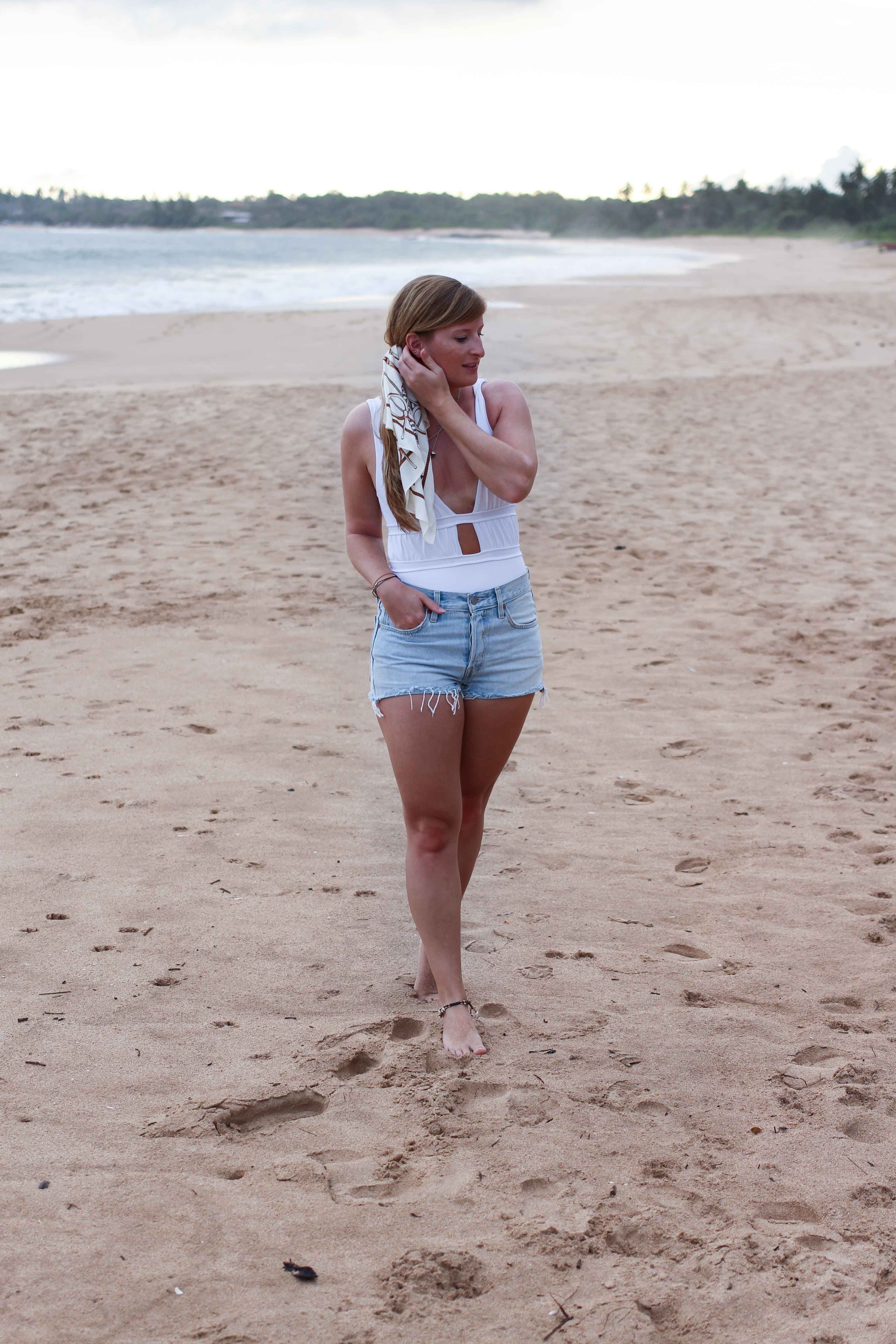 Badeanzug weiß kombinieren Jeans Hotpants Levis 501 Shorts Beachlook Sri Lanka Tangalle Sommer Outfit Modeblog 3