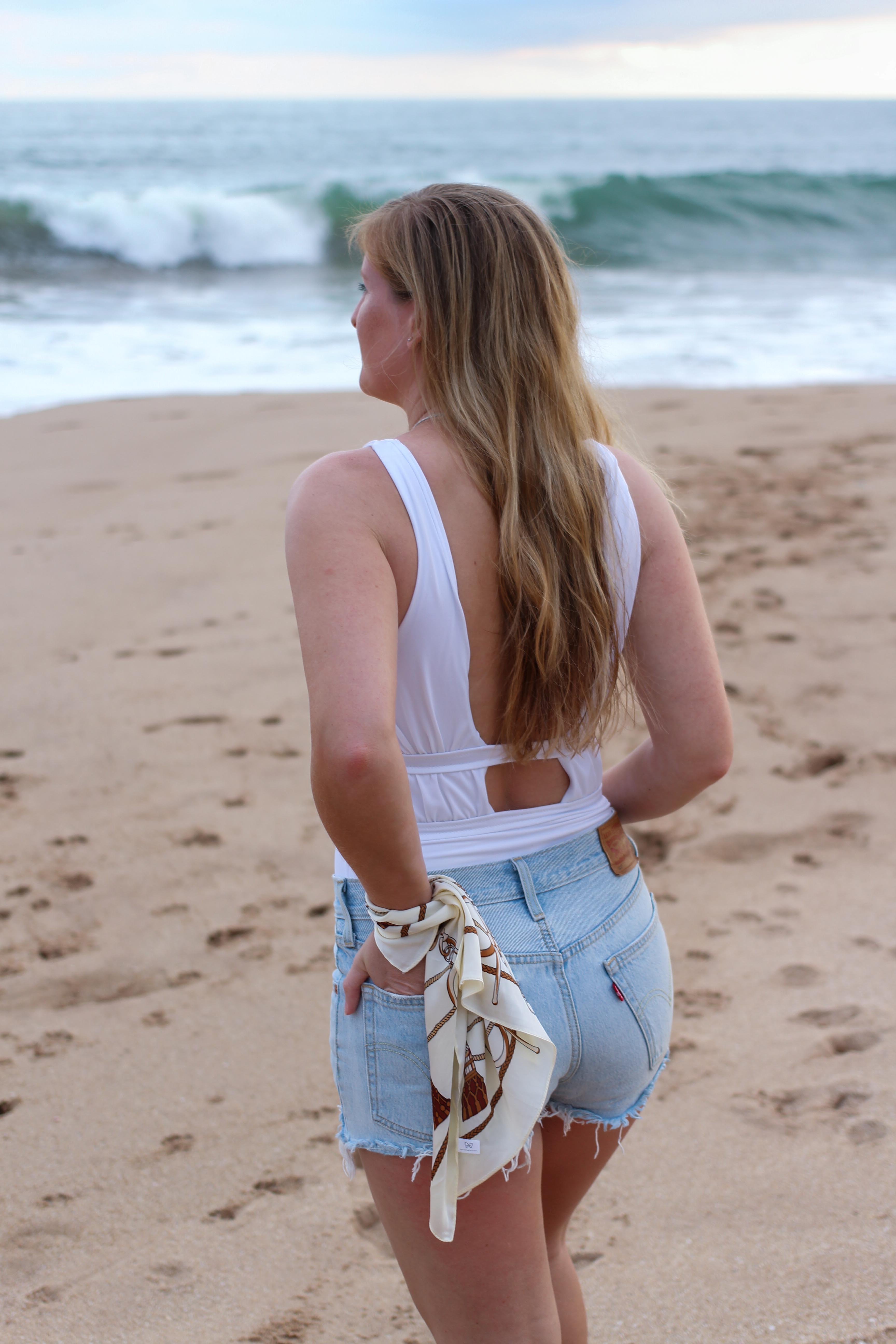 Badeanzug weiß kombinieren Jeans Hotpants Levis 501 Shorts Beachlook Sri Lanka Tangalle Sommer Outfit Modeblog 42