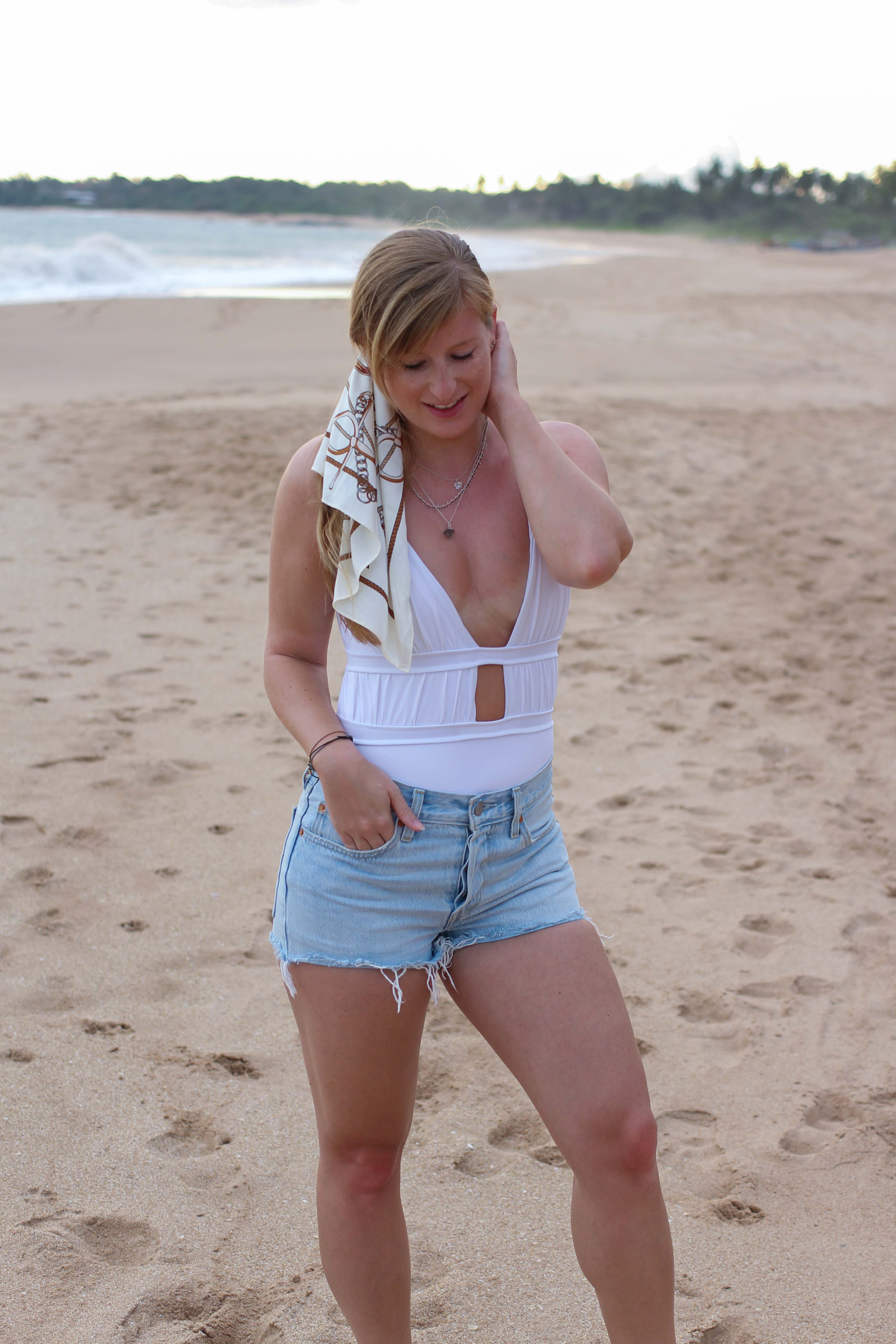 Badeanzug weiß kombinieren Jeans Hotpants Levis 501 Shorts Beachlook Sri Lanka Tangalle Sommer Outfit Modeblog 5