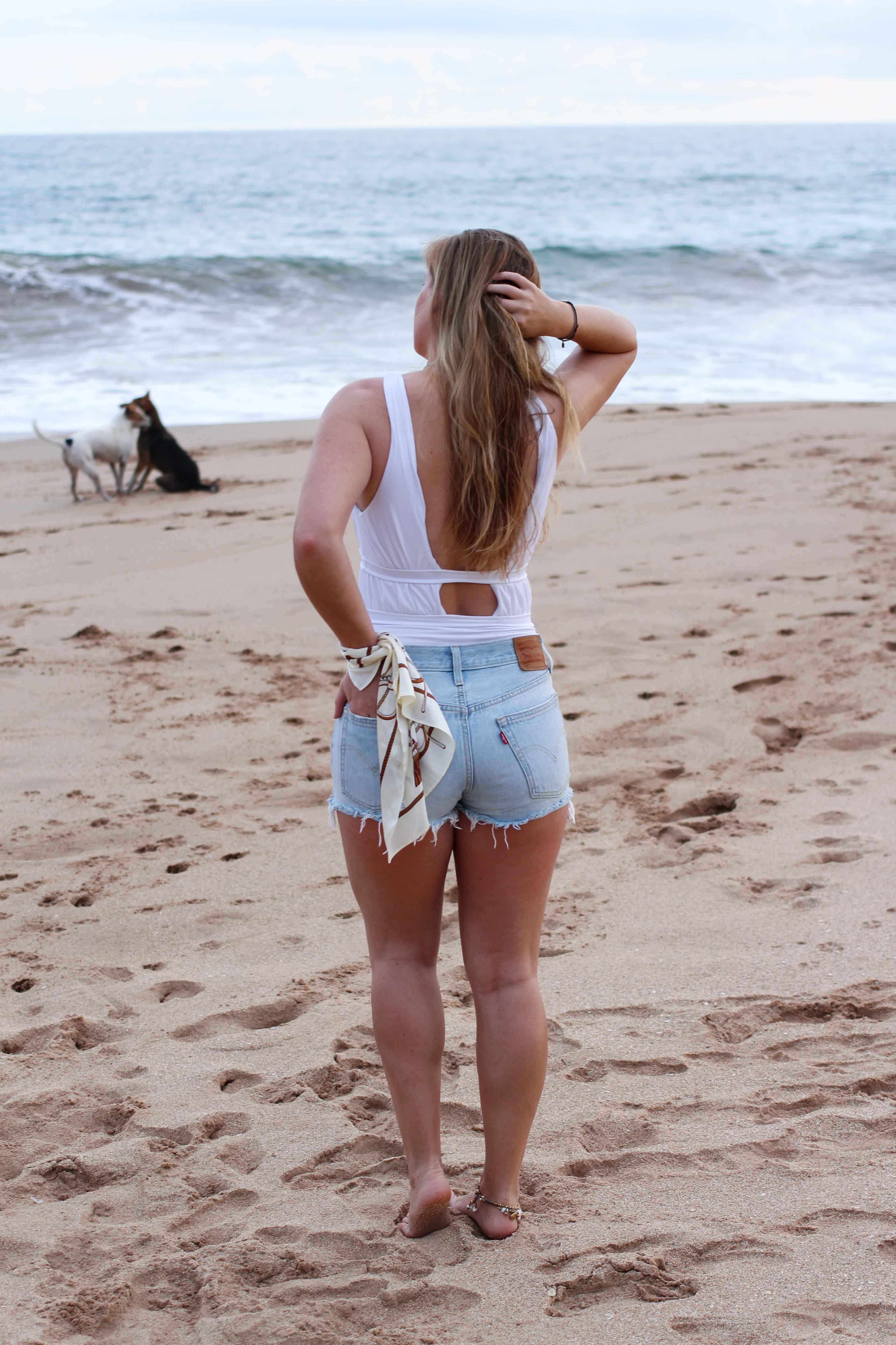 Badeanzug weiß kombinieren Jeans Hotpants Levis 501 Shorts Beachlook Sri Lanka Tangalle Sommer Outfit Modeblog 6