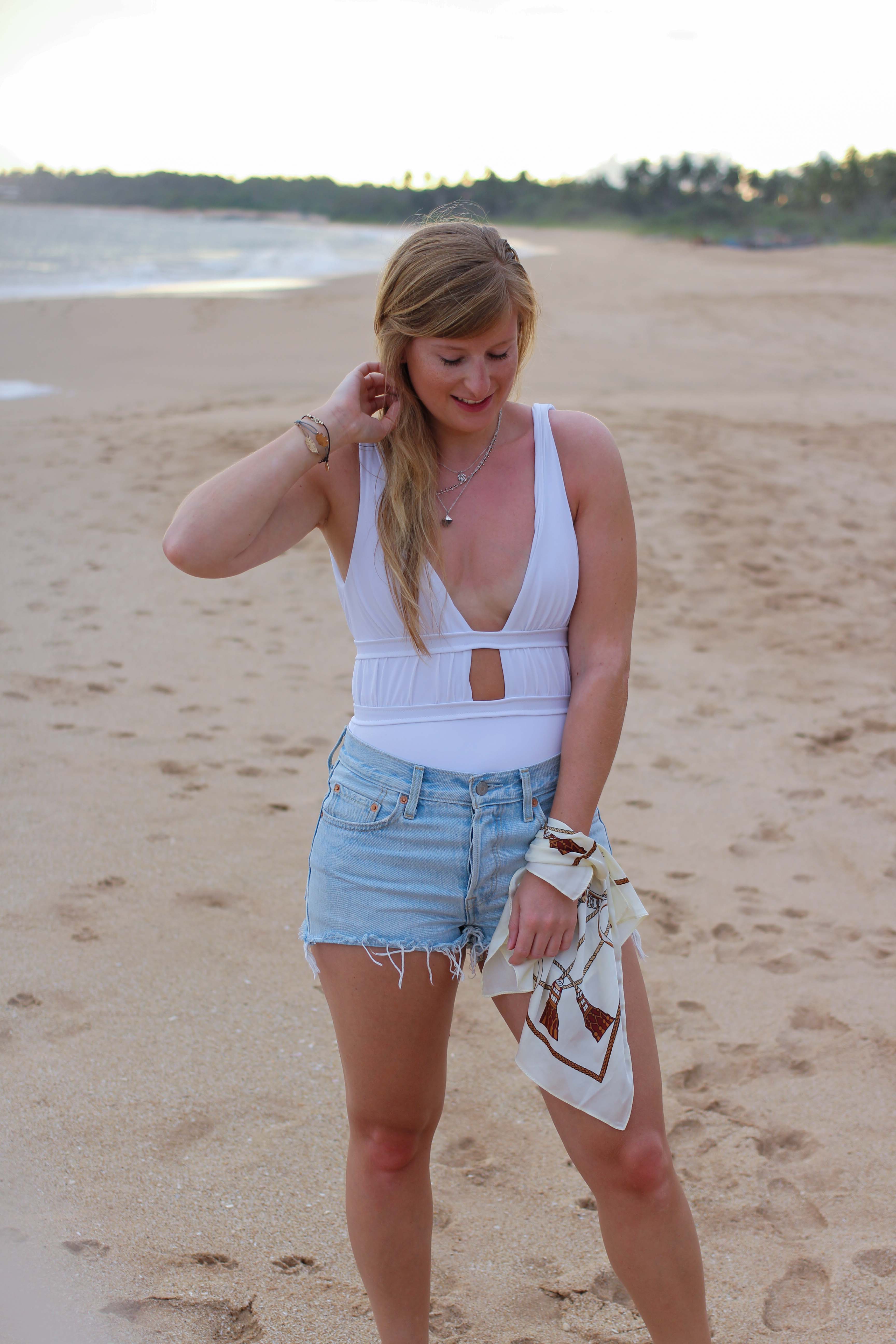 Badeanzug weiß kombinieren Jeans Hotpants Levis 501 Shorts Beachlook Sri Lanka Tangalle Sommer Outfit Modeblog 7