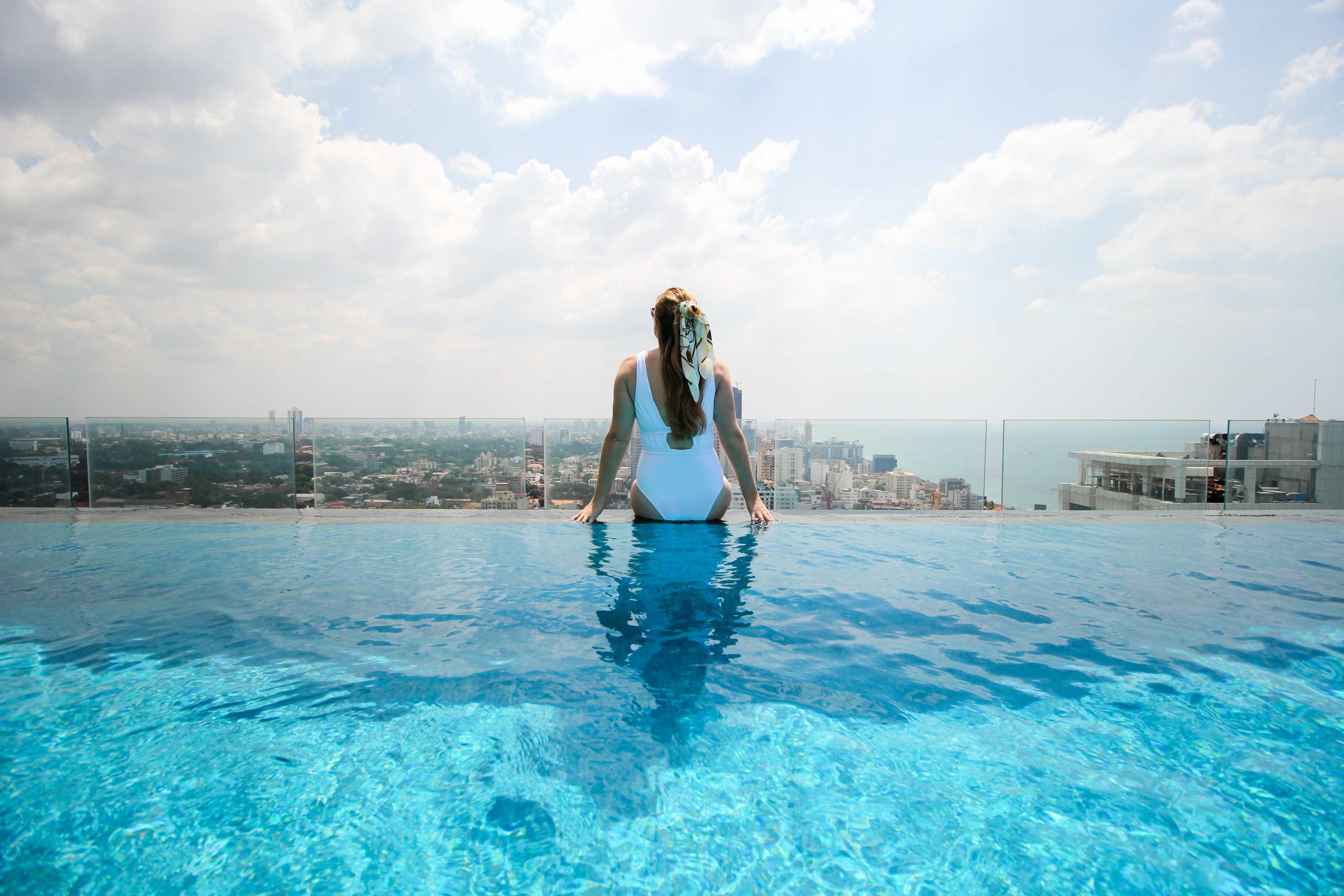 Mövenpick Colombo Hotel Reiseblog Brinisfashionbook Infinity Pool Skyline Colombo bestes Hotel Sri Lanka