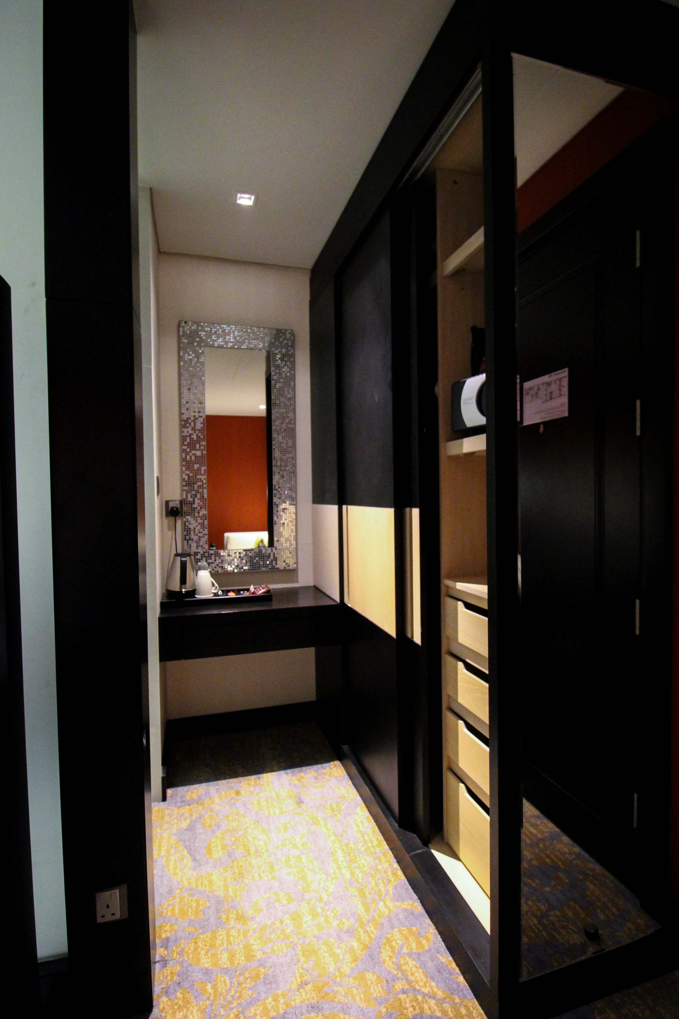 Mövenpick Colombo Hotel Reiseblog Reisebericht Superior Zimmer King-Size Bett Meerblick Rundreise Sri Lanka Ankleideraum