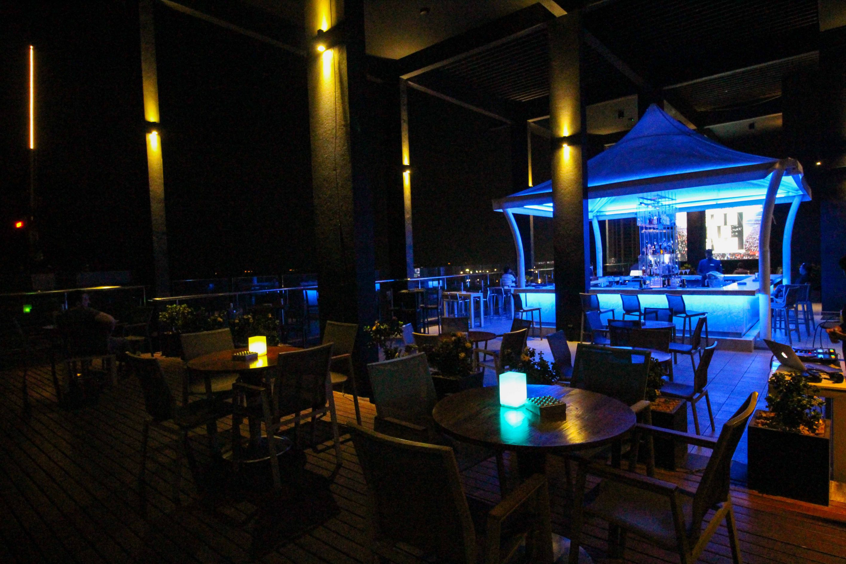 Rooftop Bar Colombo Skyline Mövenpick Colombo Hotel Reiseblog Brinisfashionbook bestes Hotel Sri Lanka 3