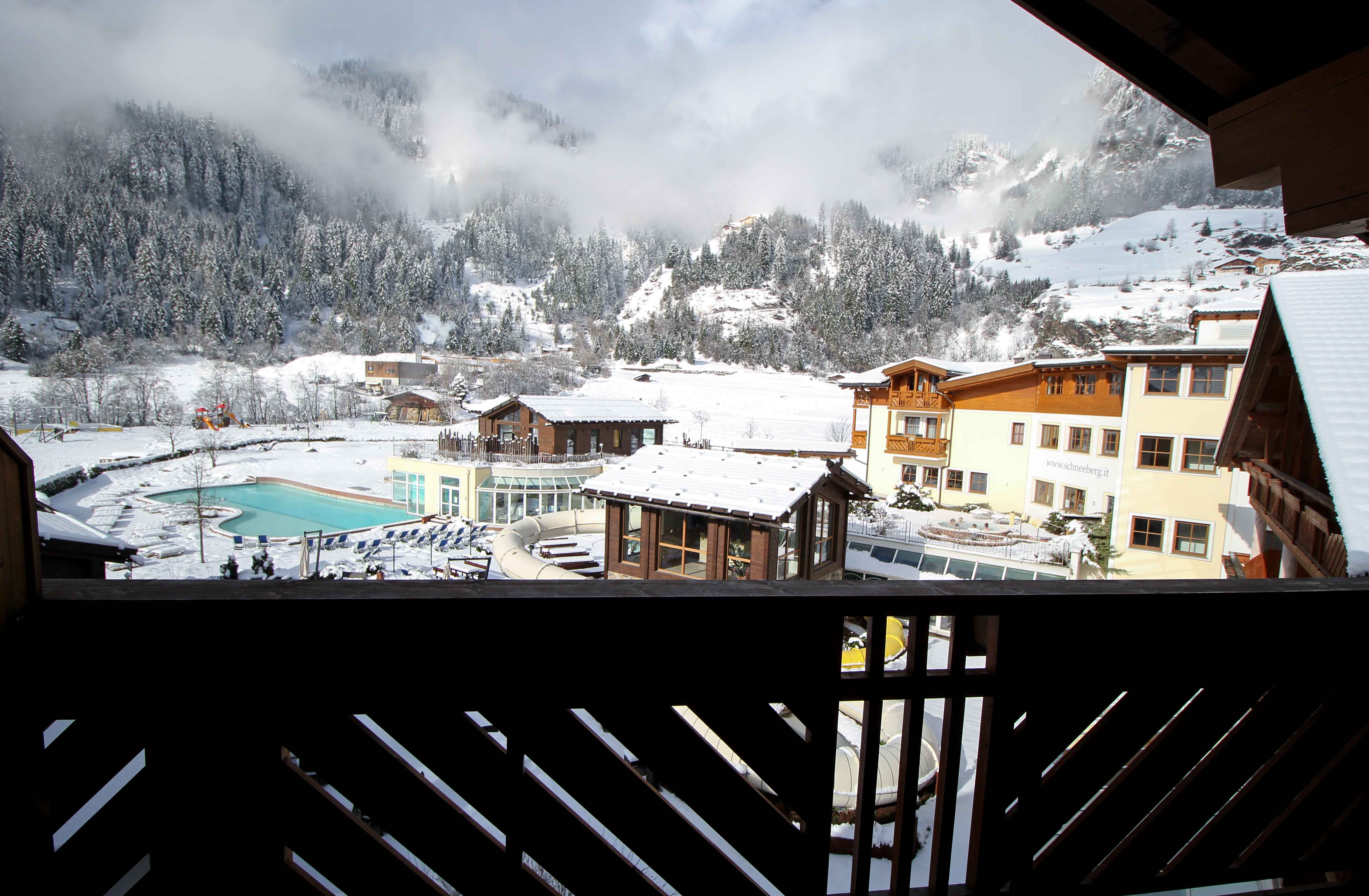 Südtirol Hotel Schneeberg Italien Wellnesshotel Reiseblog Wellnessurlaub Kurzurlaub Hotelempfehlung Skiurlaub Winterurlaub Balkon Berge Pool Winterlandschaft