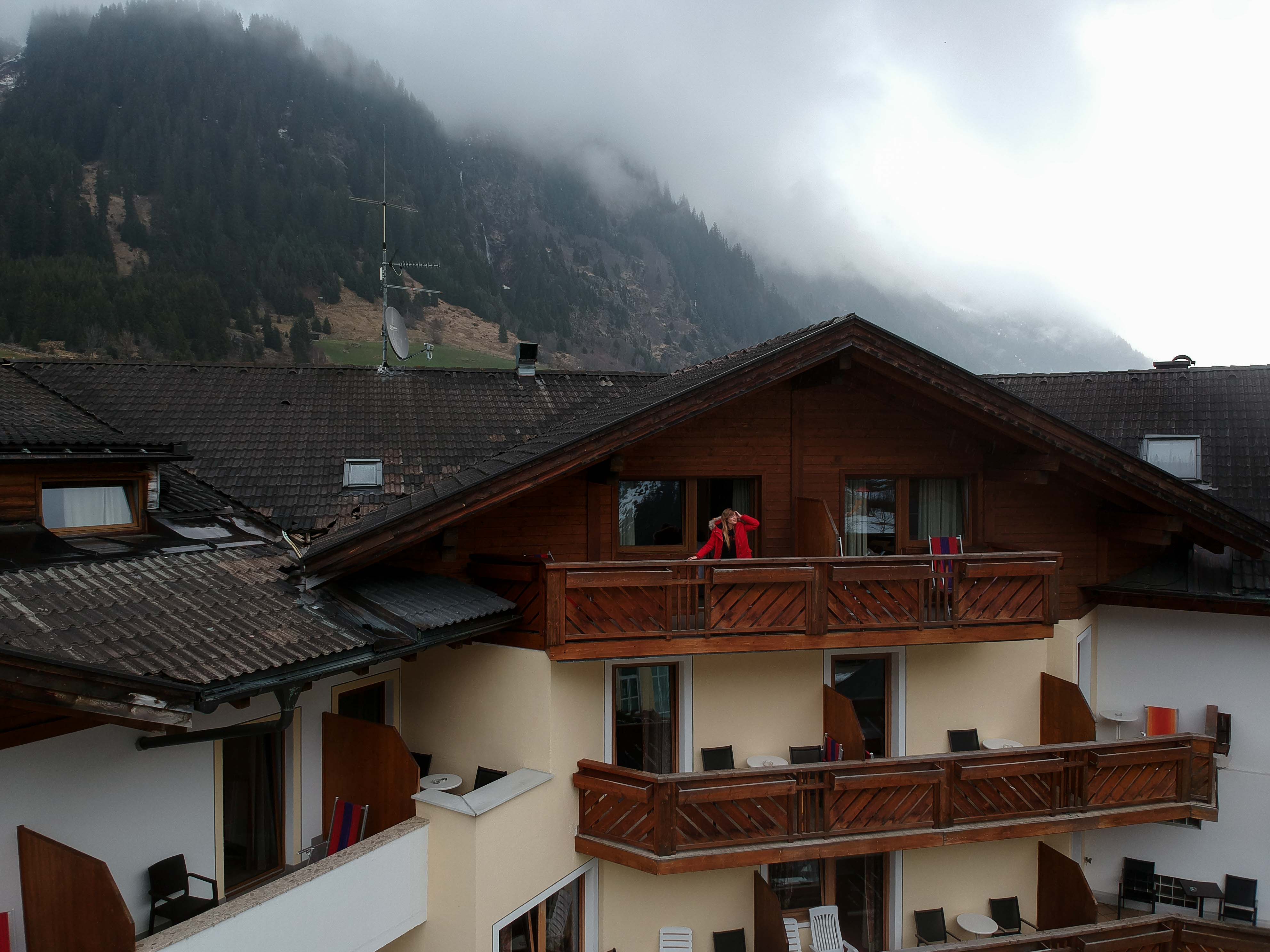 Südtirol-Hotel-Schneeberg-Italien-Wellnesshotel-Reiseblog-Wellnessurlaub-Kurzurlaub-Hotelempfehlung-Skiurlaub-Winterurlaub-Balkon-Brinisfashionbook.