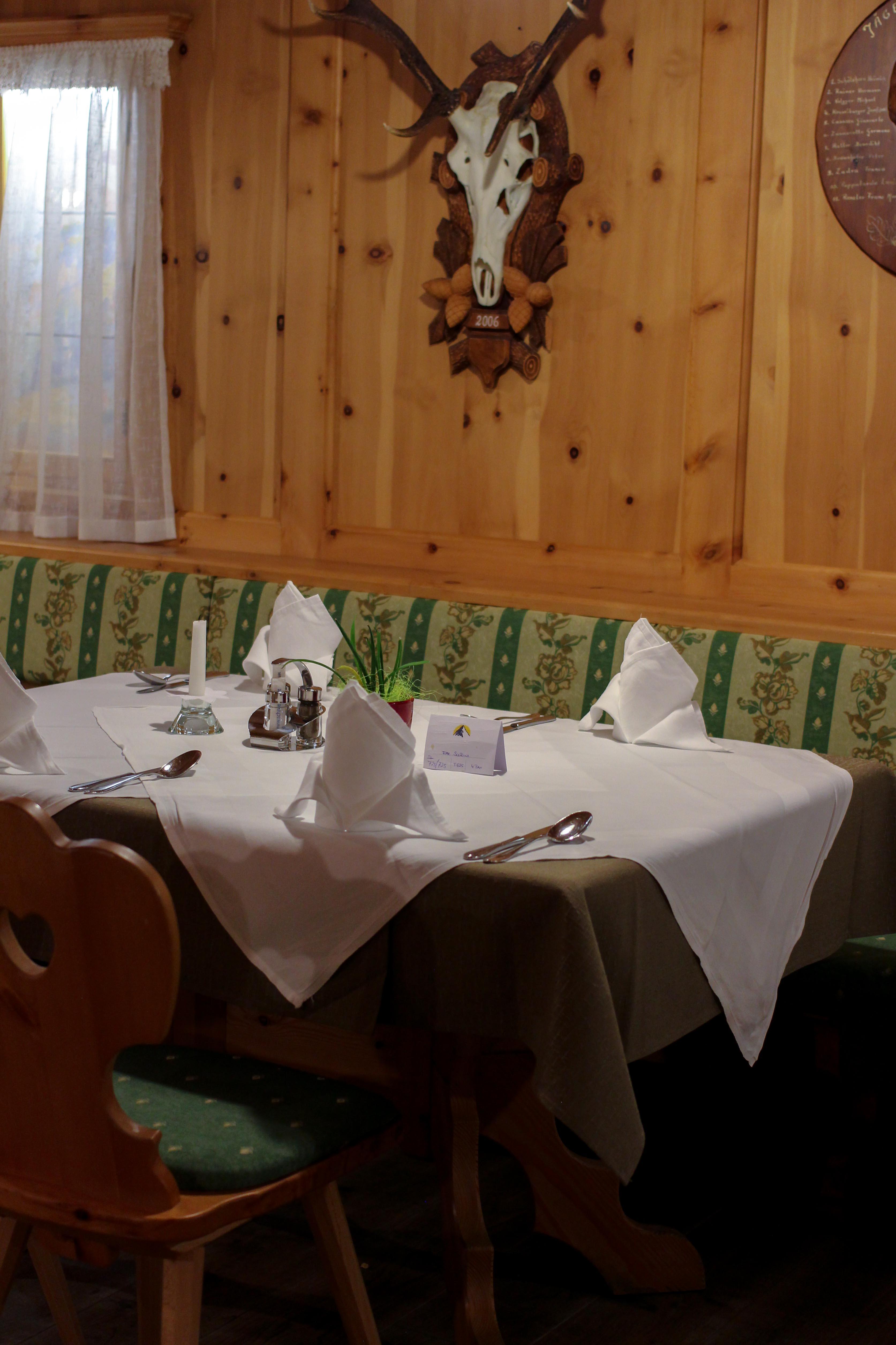 Südtirol Hotel Schneeberg Resort Spa Frühstück rustikal modernes Restaurant Holz Dinner Tisch Italien Wellnesshotel Reiseblog Wellnessurlaub Kurzurlaub Hotelempfehlung Skiurlaub