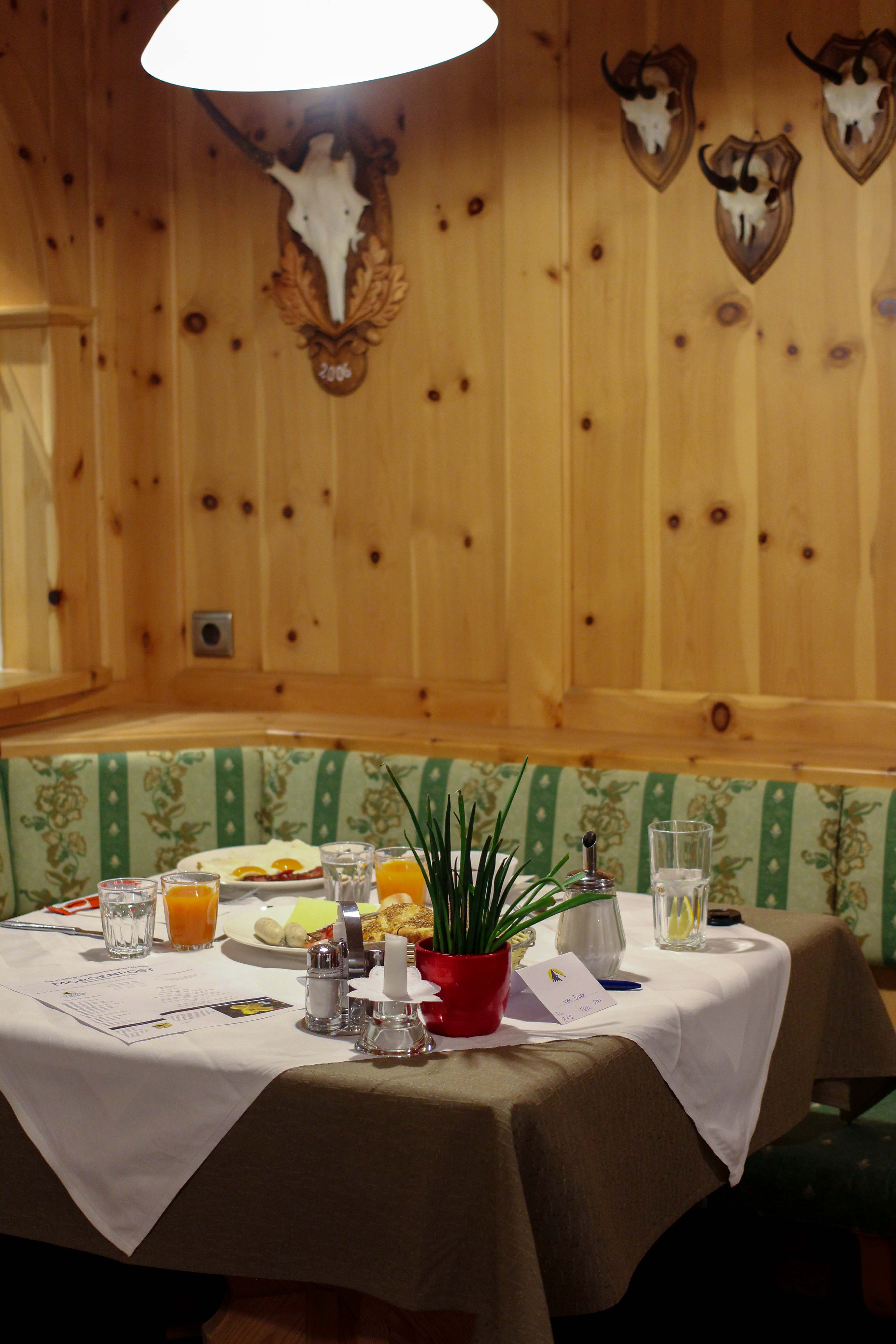 Südtirol Hotel Schneeberg Resort Spa Frühstück rustikal modernes Restaurant Holz Italien Wellnesshotel Reiseblog Wellnessurlaub Kurzurlaub Hotelempfehlung Skiurlaub