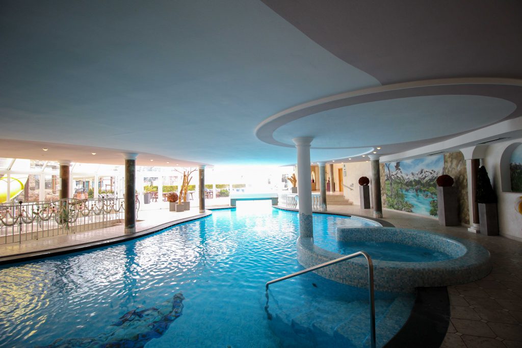 Südtirol Hotel Schneeberg Resort Spa Wellnessbereich Indoor Pool Schwimmbad Italien Wellnesshotel Reiseblog Wellnessurlaub Kurzurlaub Hotelempfehlung Skiurlaub