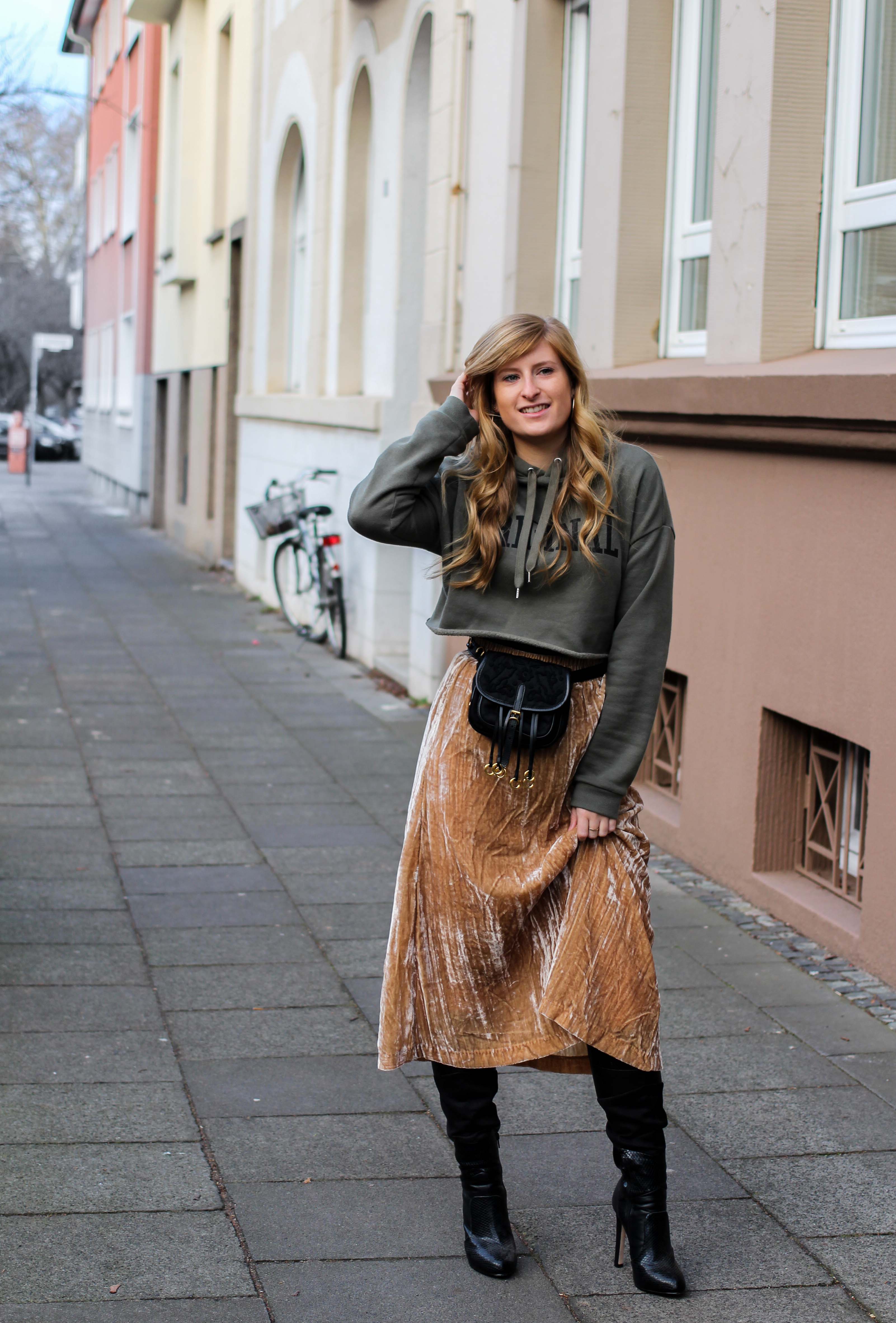 Trendtasche 2019 Gürteltasche kombiniern Gürteltasche Prada Streetstyle Outfit Bonn Frühling Look Crop Pullover 1