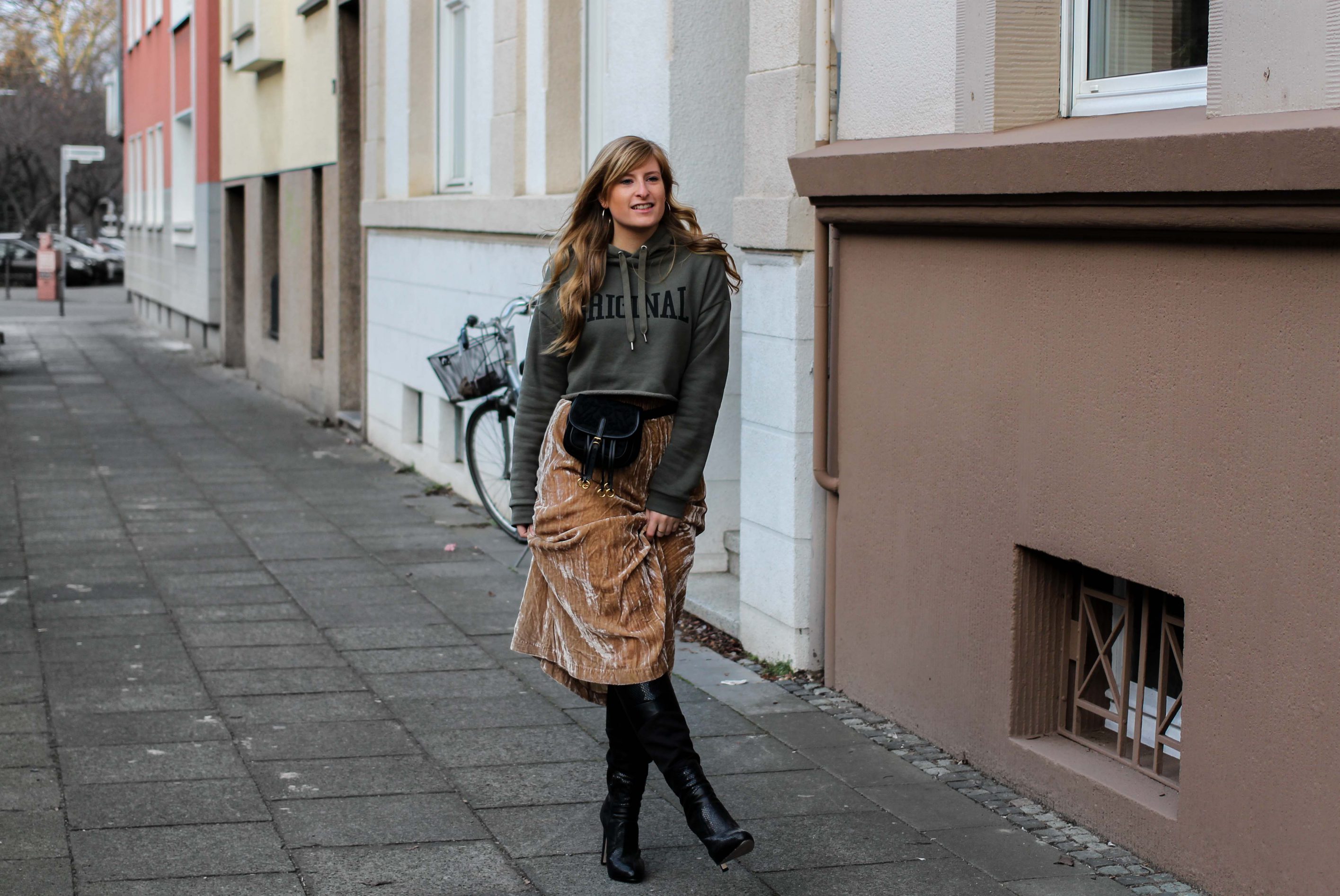 Trendtasche 2019 Gürteltasche kombiniern Gürteltasche Prada Streetstyle Outfit Bonn Frühling Look Crop Pullover