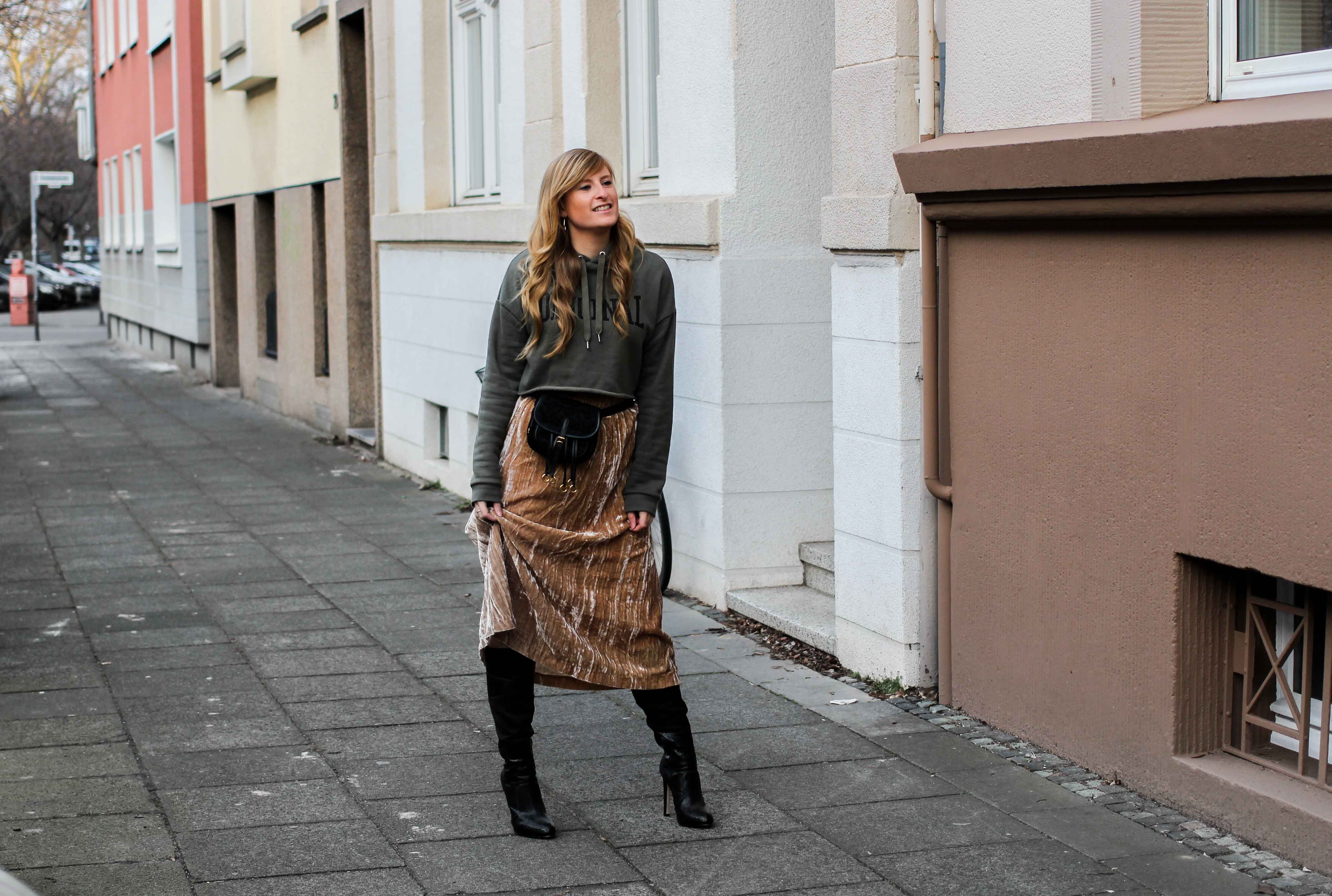 Trendtasche 2019 Gürteltasche kombiniern Gürteltasche Prada Streetstyle Outfit Bonn Frühling Look Crop Pullover 7