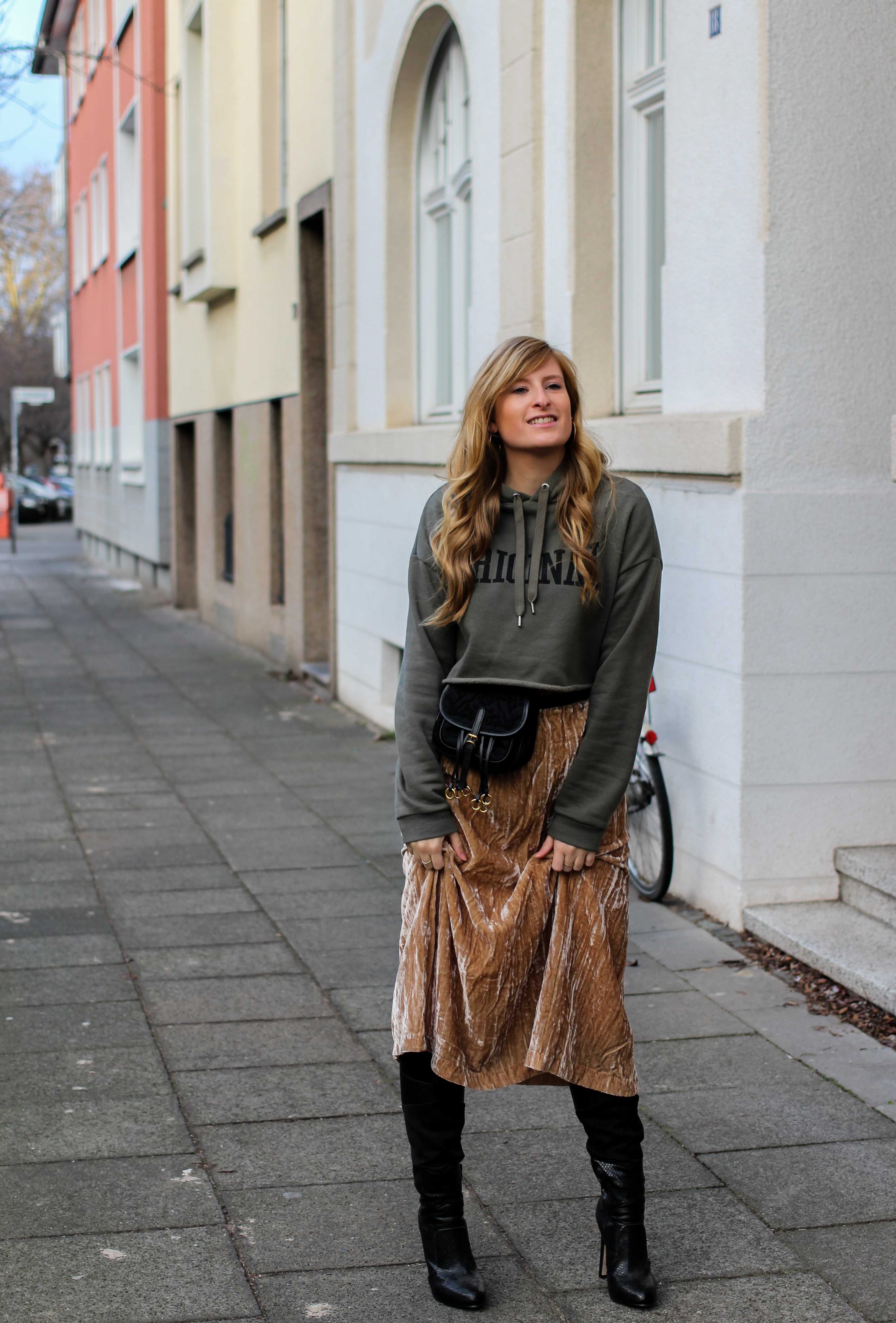 Trendtasche 2019 Gürteltasche kombiniern Gürteltasche Prada Streetstyle Outfit Bonn Frühling Look Crop Pullover 93