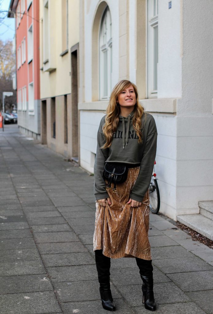 Trendtasche 2019 Gürteltasche kombiniern Gürteltasche Prada Streetstyle Outfit Bonn Frühling Look Crop Pullover 93