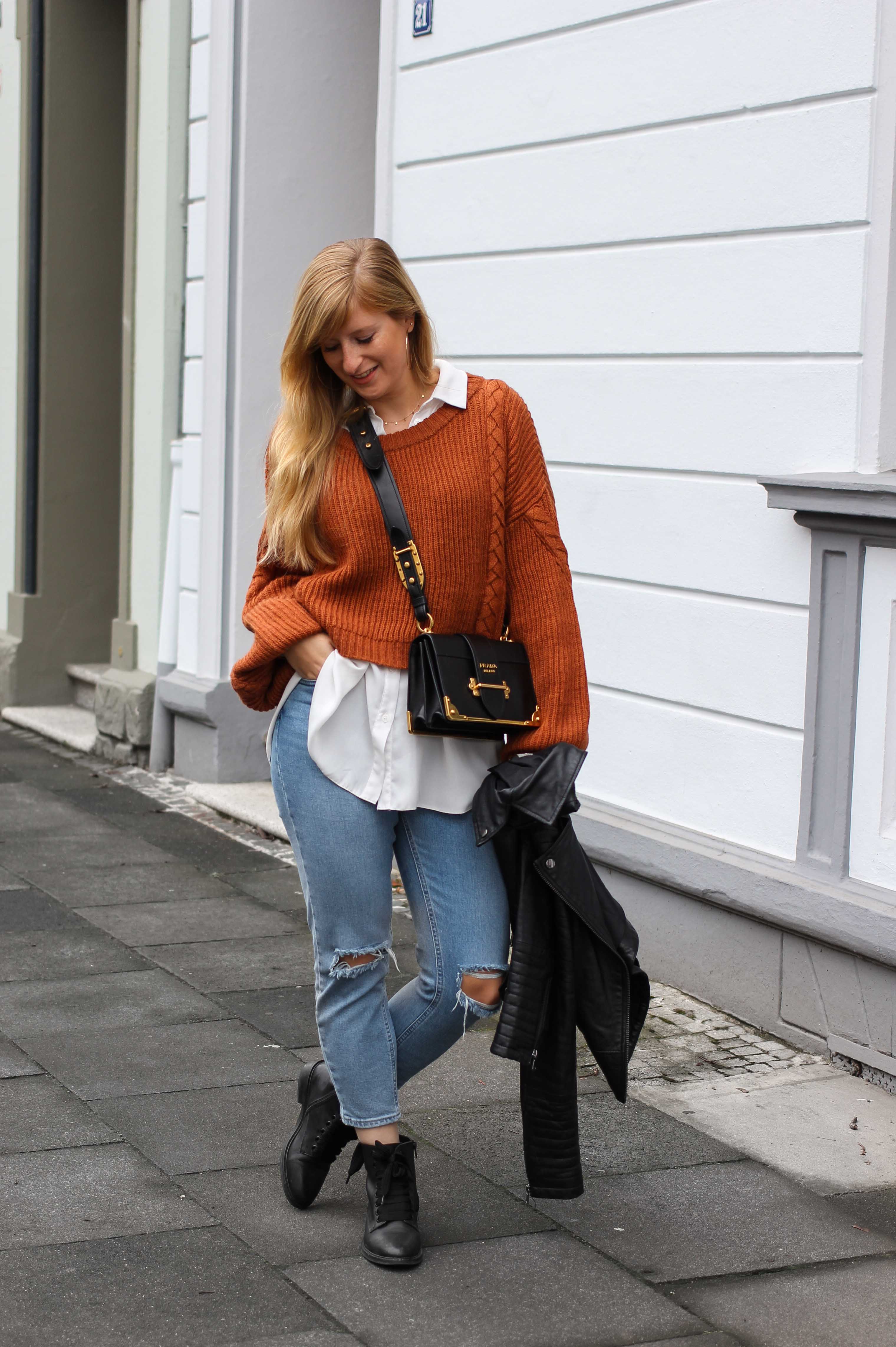 Übergangslook Crop Wollpullover Layering Bluse kombinieren zerrissene Jeans Modeblog Outfit Streetstyle Köln 1