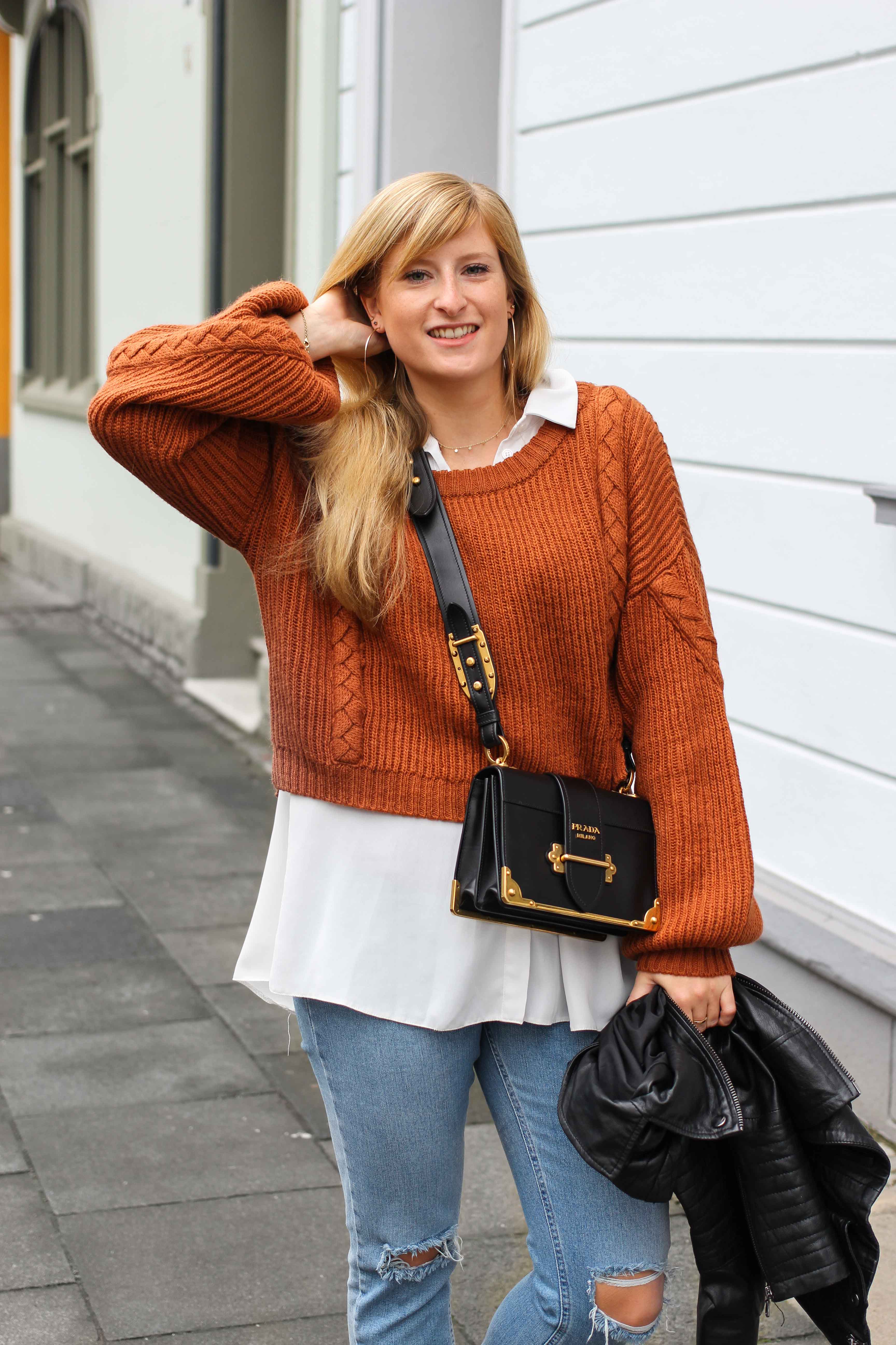 Übergangslook Crop Wollpullover Layering Bluse kombinieren zerrissene Jeans Modeblog Outfit Streetstyle Köln 2