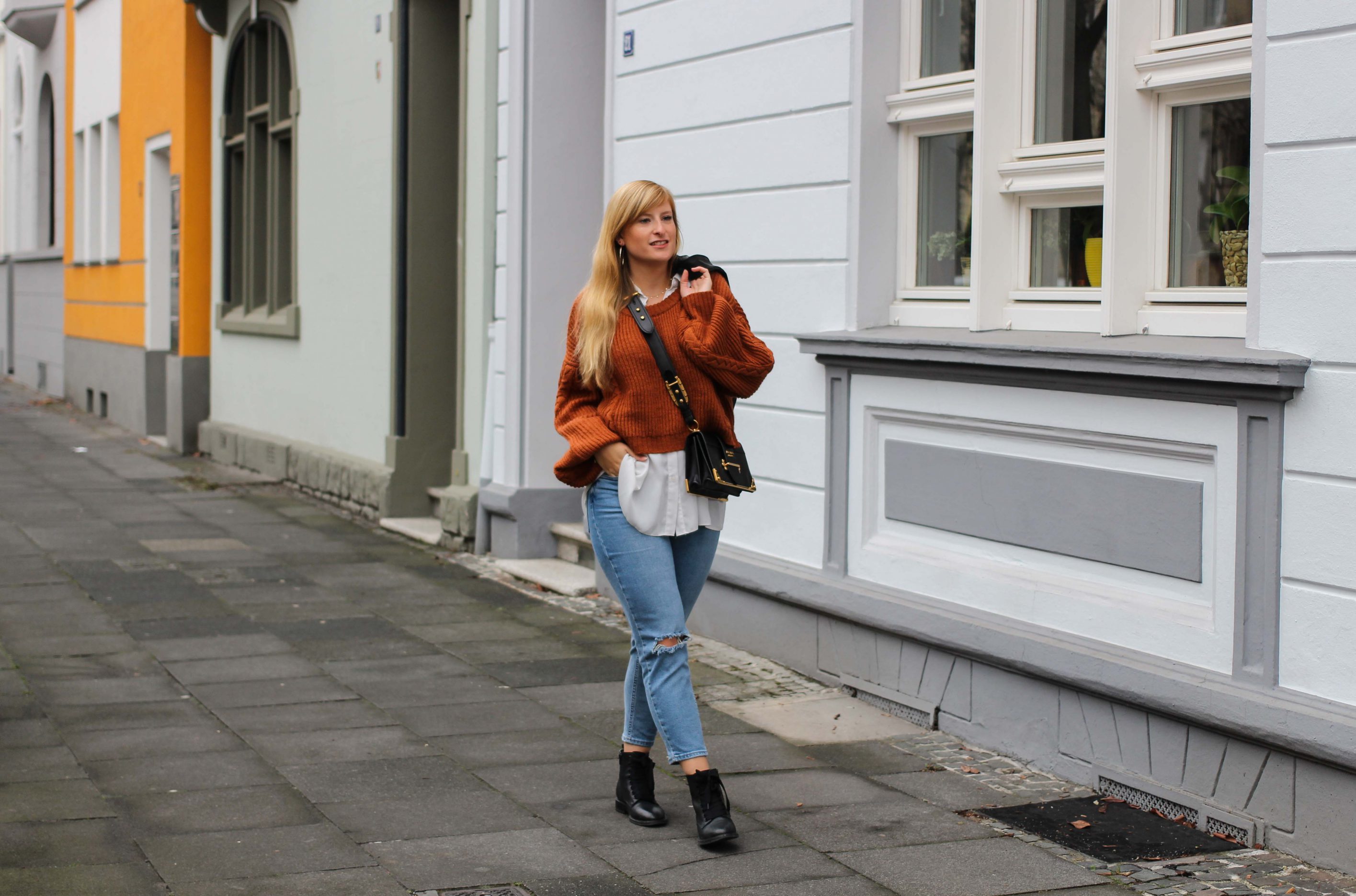 Übergangslook Crop Wollpullover Layering Bluse kombinieren zerrissene Jeans Modeblog Outfit Streetstyle Köln