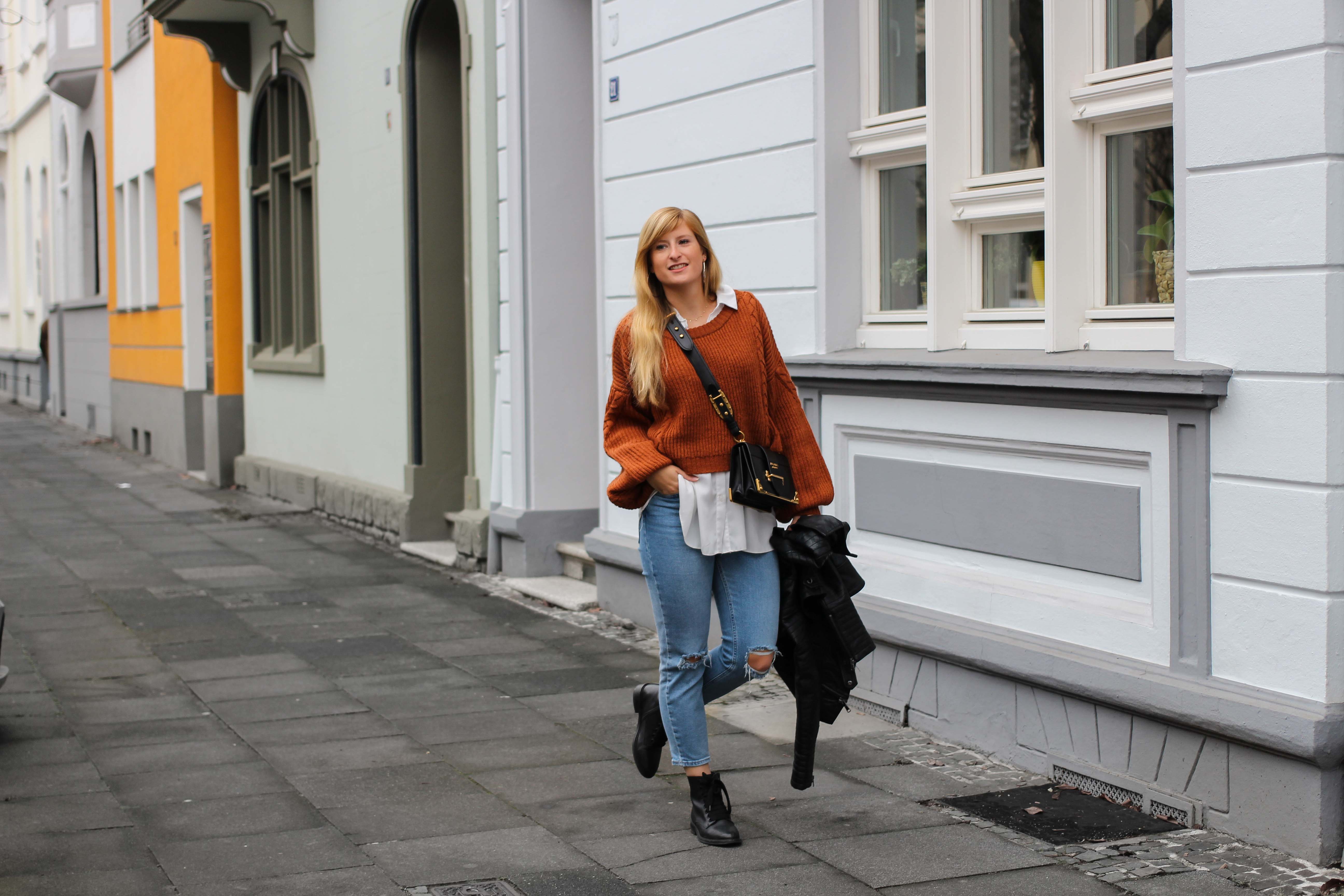 Übergangslook Crop Wollpullover Layering Bluse kombinieren zerrissene Jeans Modeblog Outfit Streetstyle Köln 3
