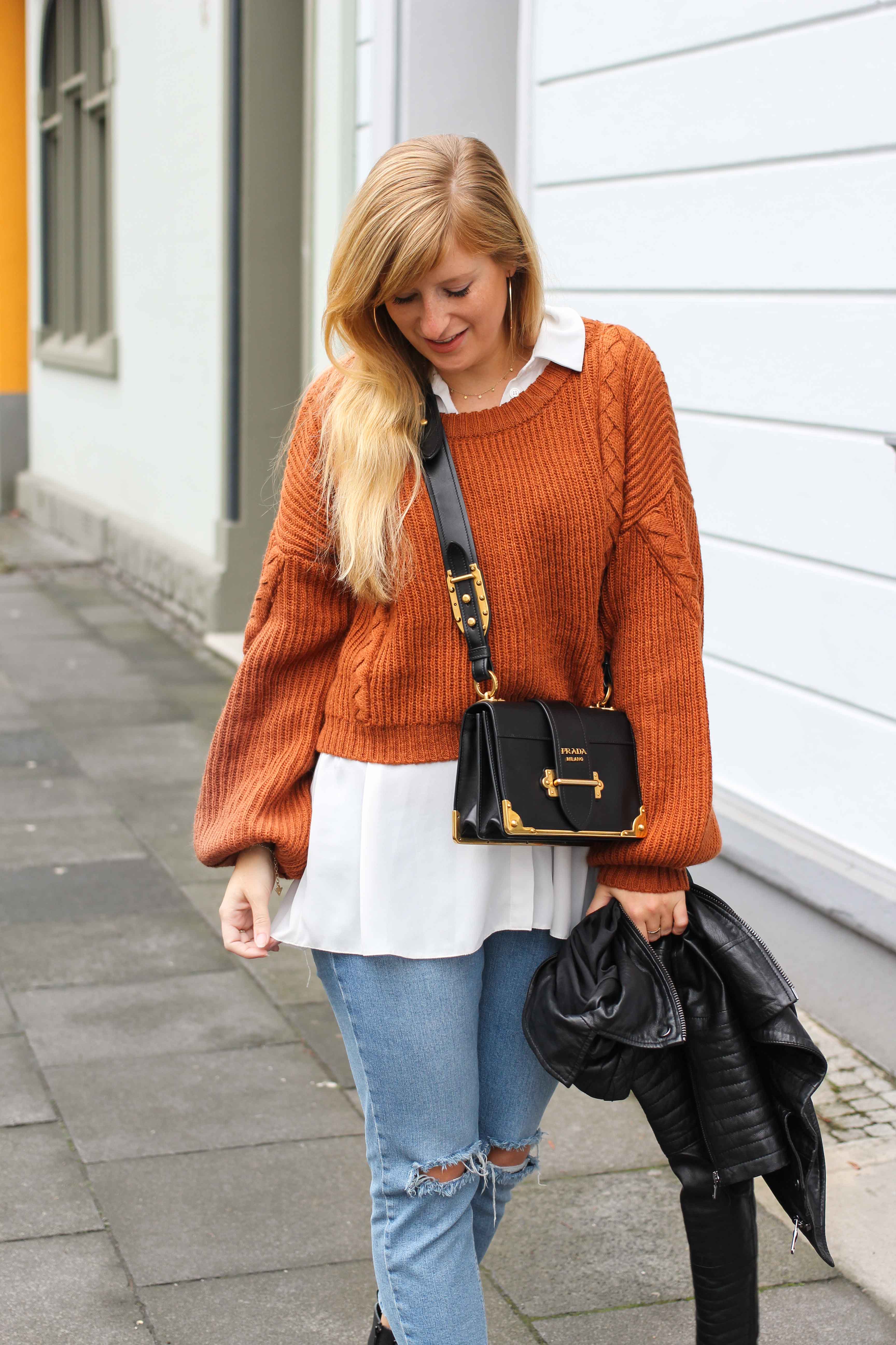 Übergangslook Crop Wollpullover Layering Bluse kombinieren zerrissene Jeans Modeblog Outfit Streetstyle Köln 4