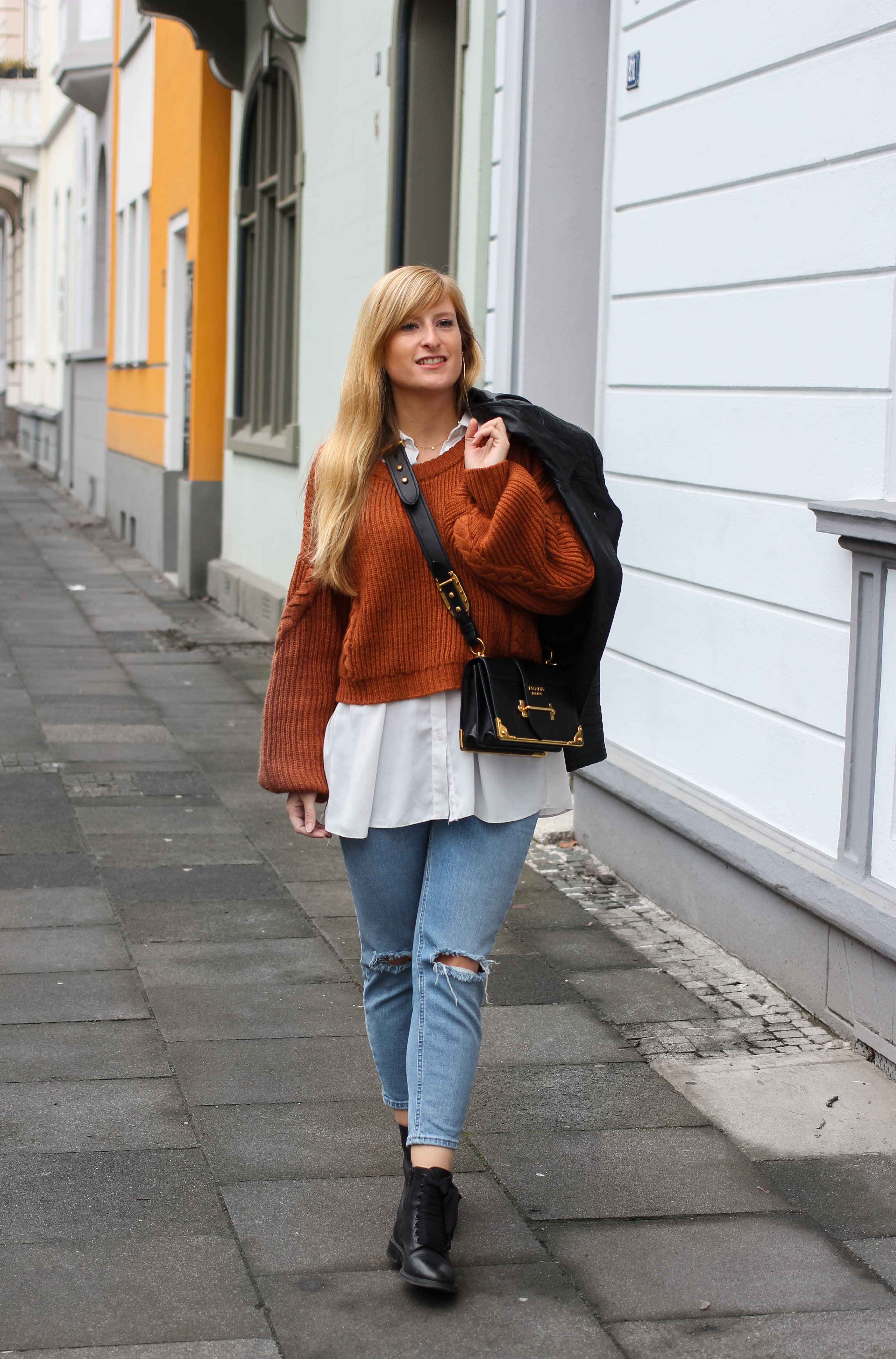 Übergangslook Crop Wollpullover Layering Bluse kombinieren zerrissene Jeans Modeblog Outfit Streetstyle Köln 6