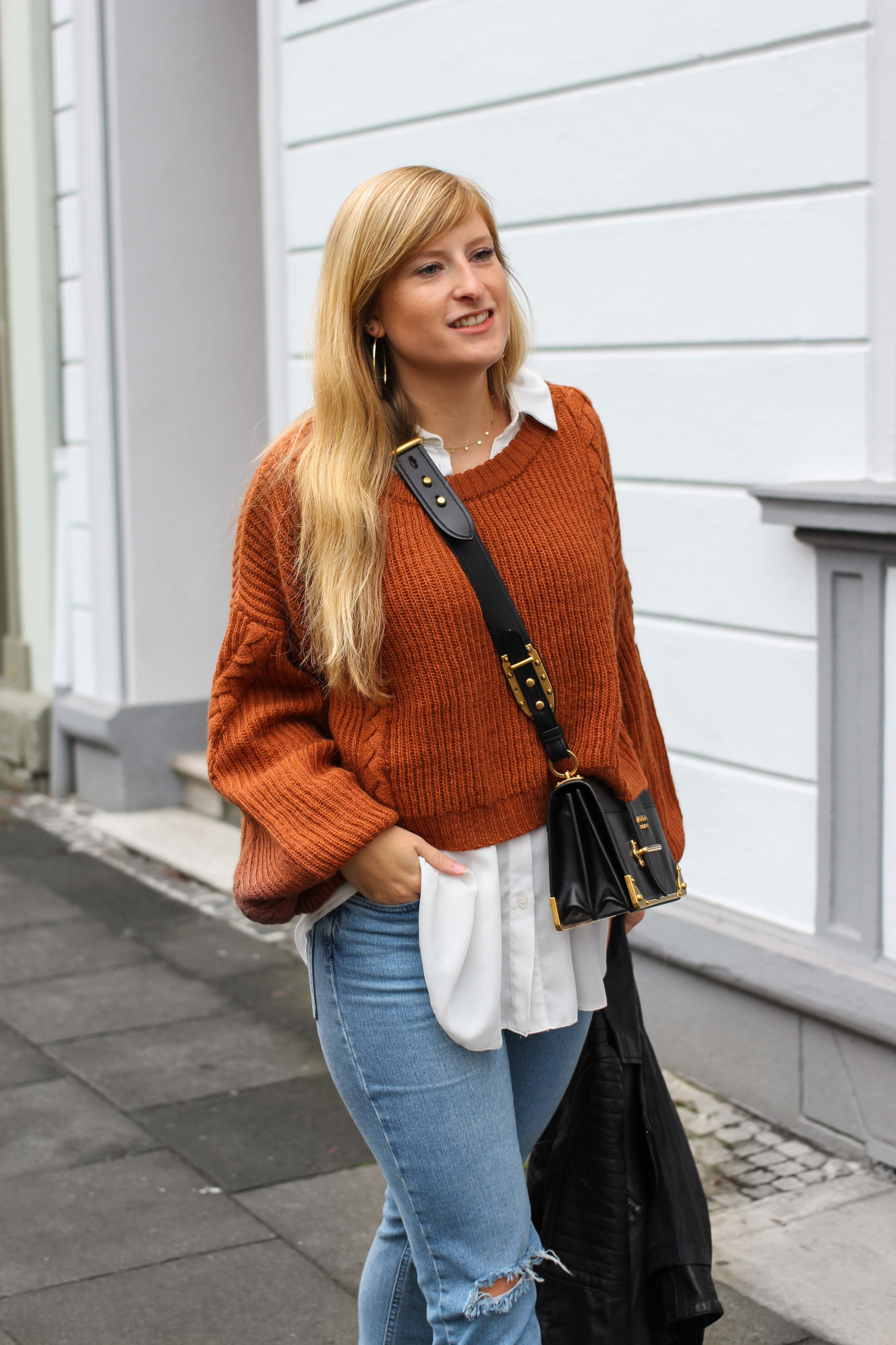 Übergangslook Crop Wollpullover Layering Bluse kombinieren zerrissene Jeans Modeblog Outfit Streetstyle Köln 8