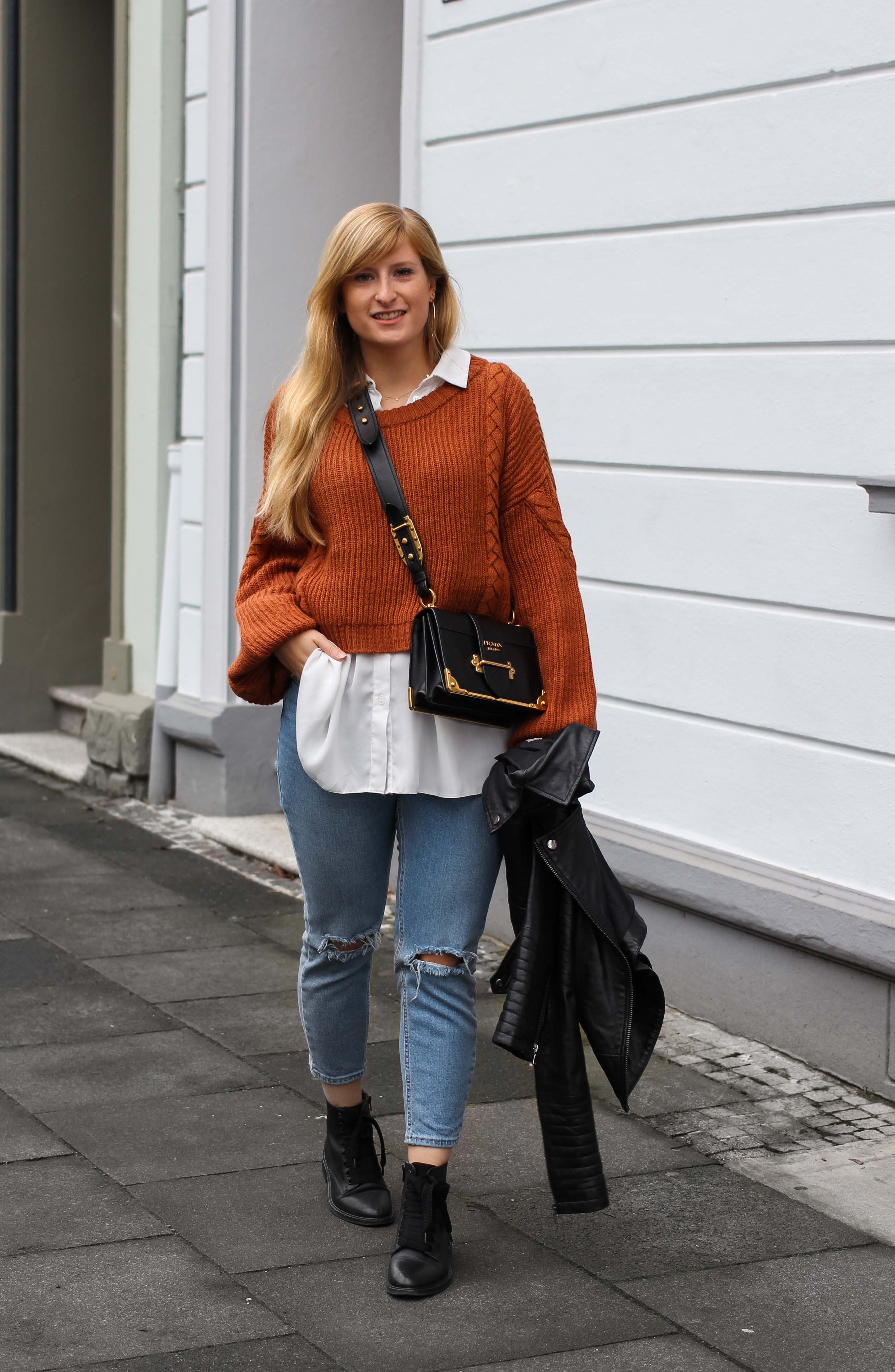 Übergangslook Crop Wollpullover Layering Bluse kombinieren zerrissene Jeans Modeblog Outfit Streetstyle Köln Prada Handtasche 92