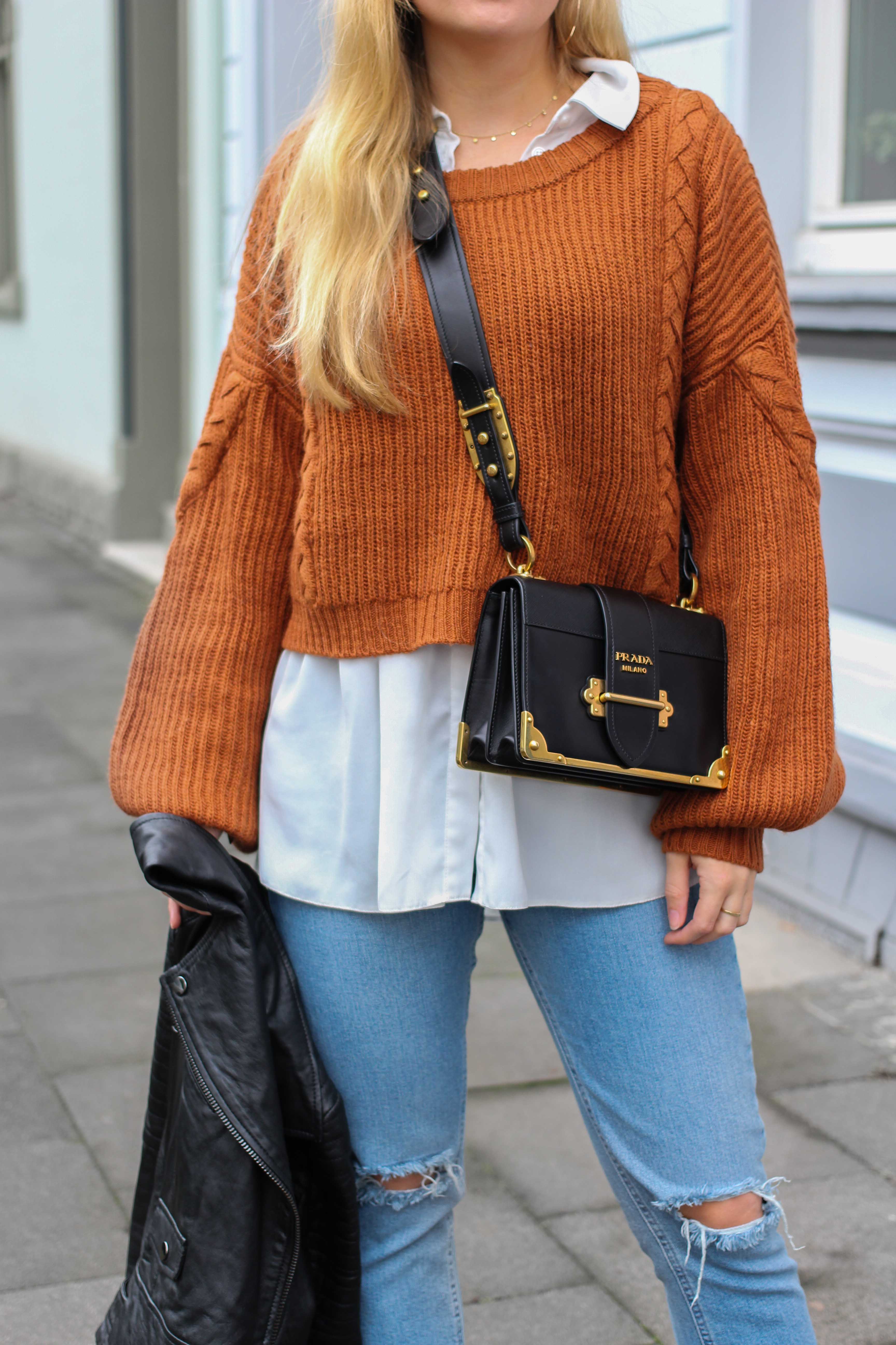 Übergangslook Layering Bluse kombinieren zerrissene Jeans Modeblog Outfit Streetstyle Köln Prada Cahier Bag Prada Tasche Outfit 5