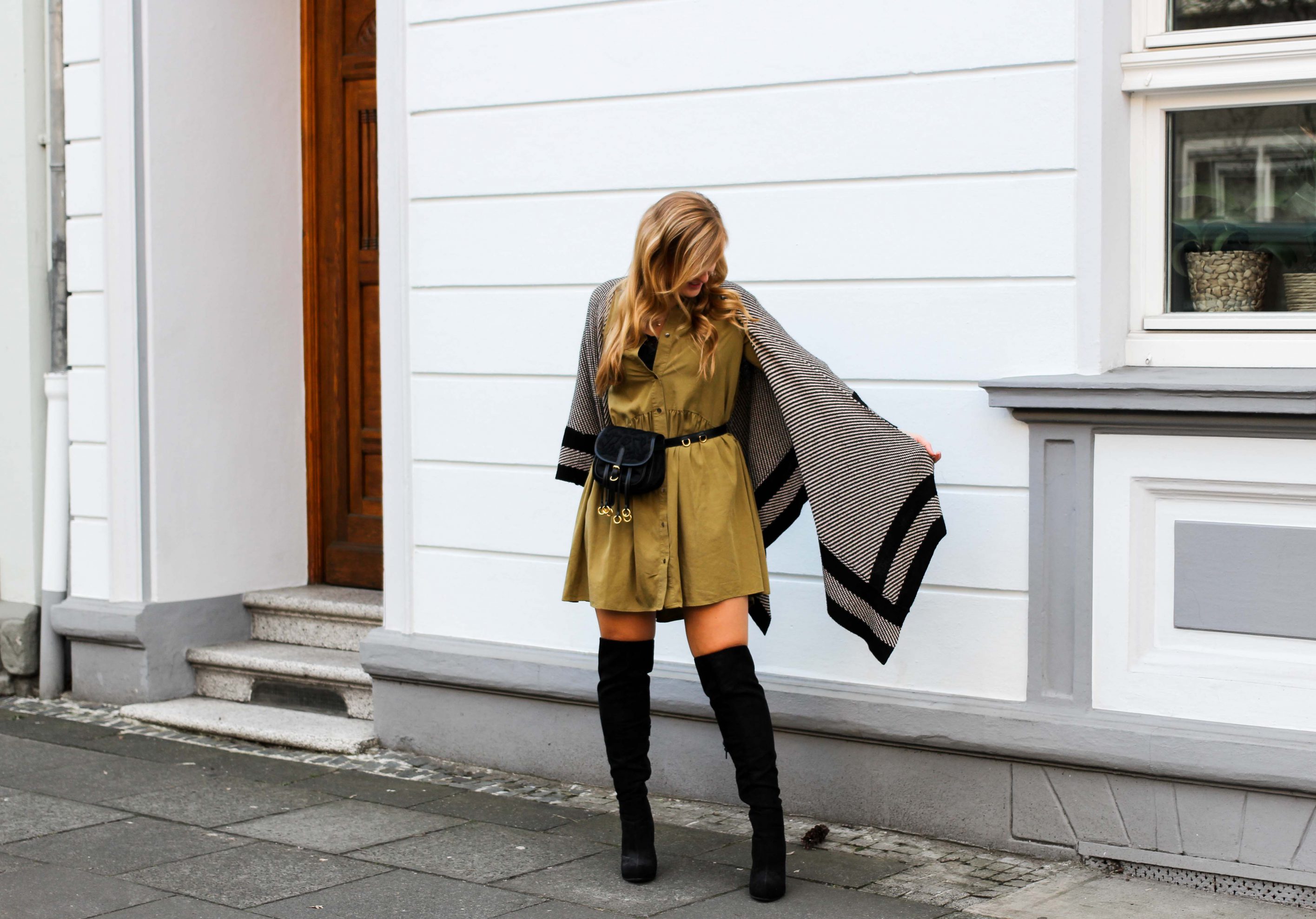 Overknees Gürteltasche Prada Poncho Second-Hand Kleidung kombinieren Streetstyle Outfit Bonn Zara Kleid grün Frühling 2019