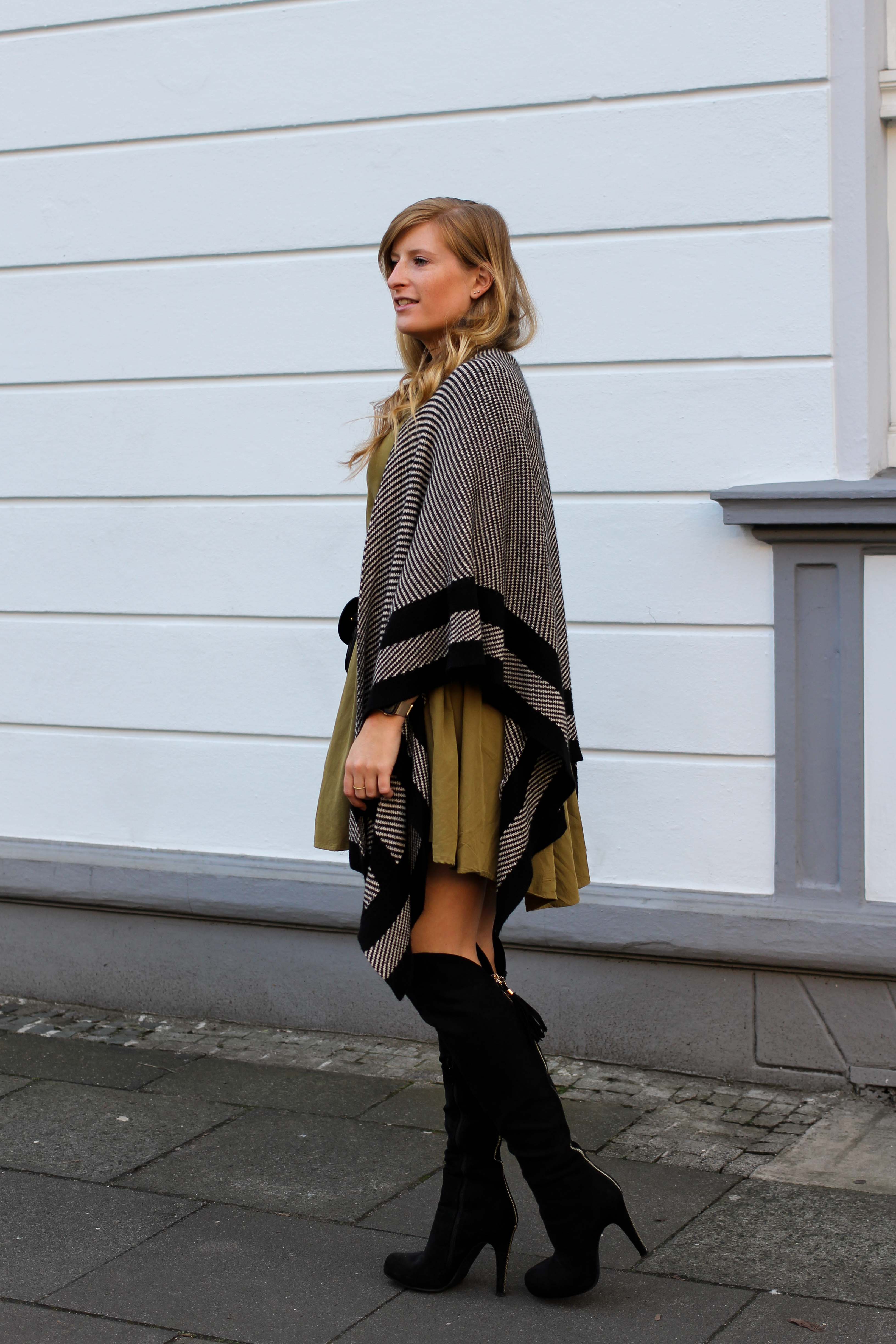 Overknees Gürteltasche Prada Poncho Second-Hand Kleidung kombinieren Streetstyle Outfit Bonn Zara Kleid grün Frühling 2019 3