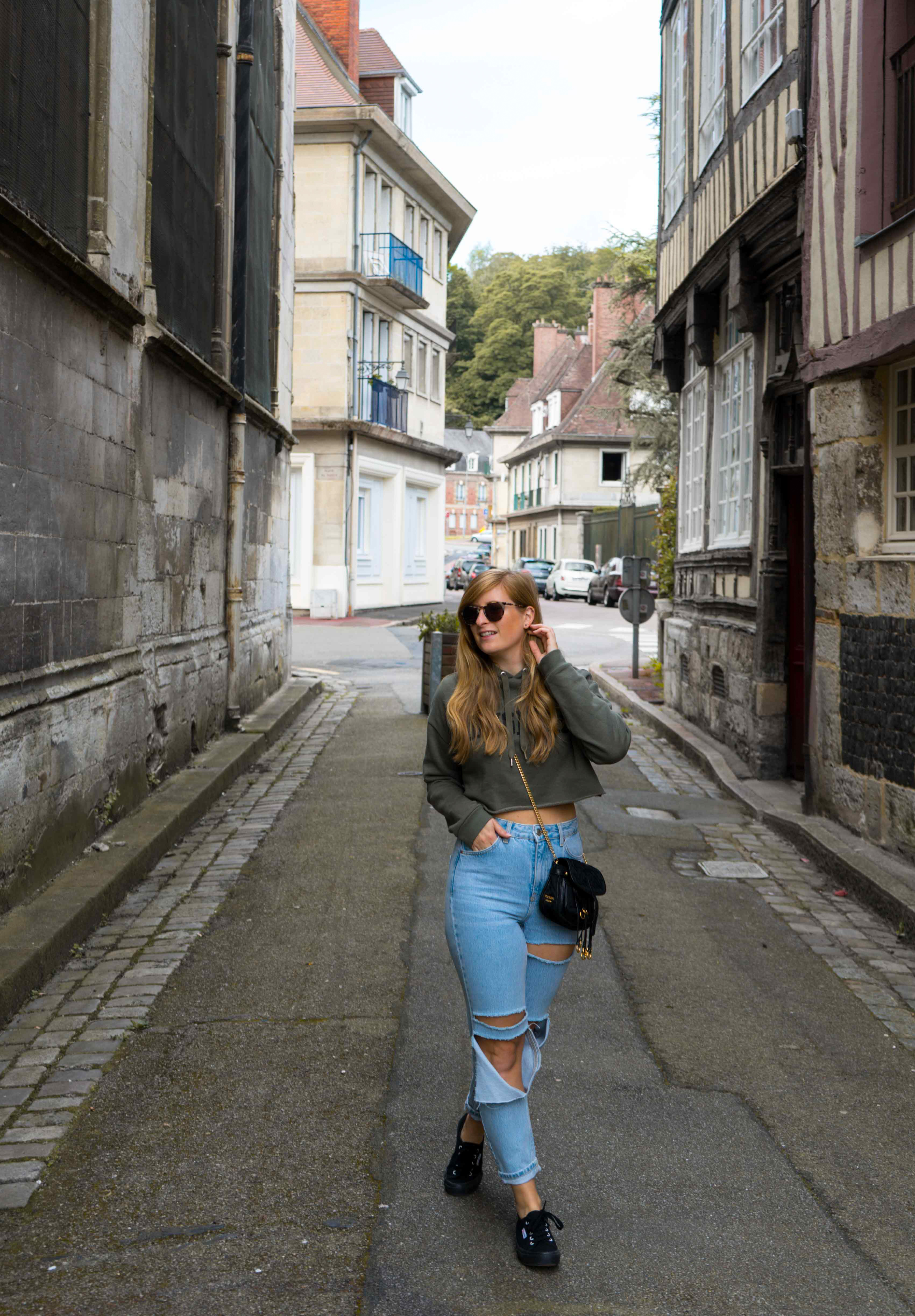 Two Ways to Style Ripped Jeans kombinieren Crop Sweater bauchfrei Sightseeing Look Modeblog Modeblogger Prada Umhängetasche schwarz gold 2