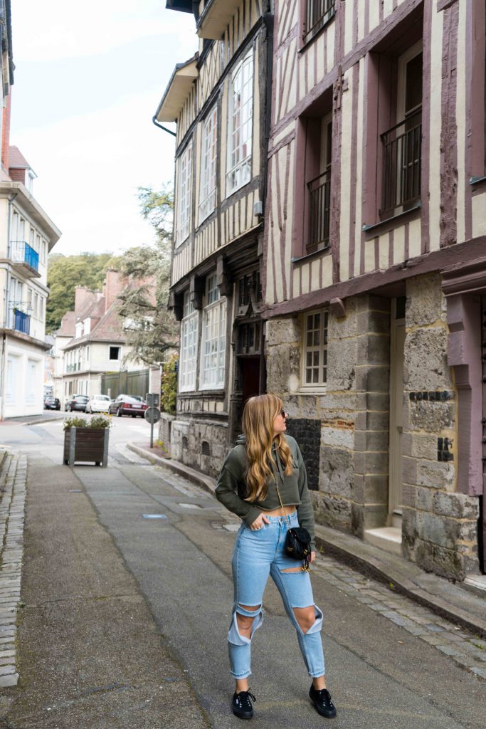 Two Ways to Style Ripped Jeans kombinieren Crop Sweater bauchfrei Sightseeing Look Modeblog Modeblogger Prada Umhängetasche schwarz gold