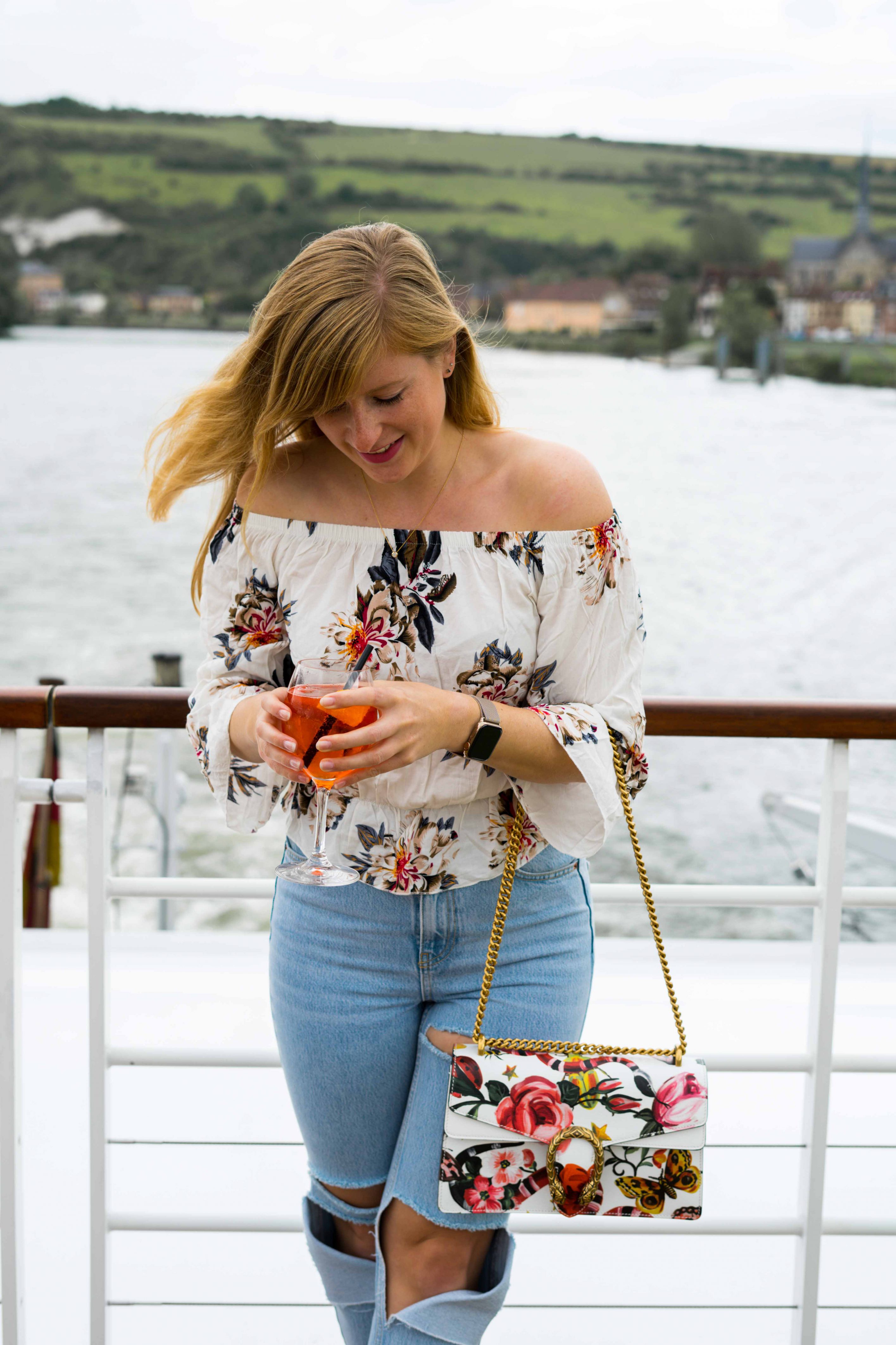 Two Ways to Style Ripped Jeans kombinieren Offshoulder Shirt Blumenprint bauchfrei Gucci Dionysus Garden Print Tasche Look Modeblog Modeblogger 5