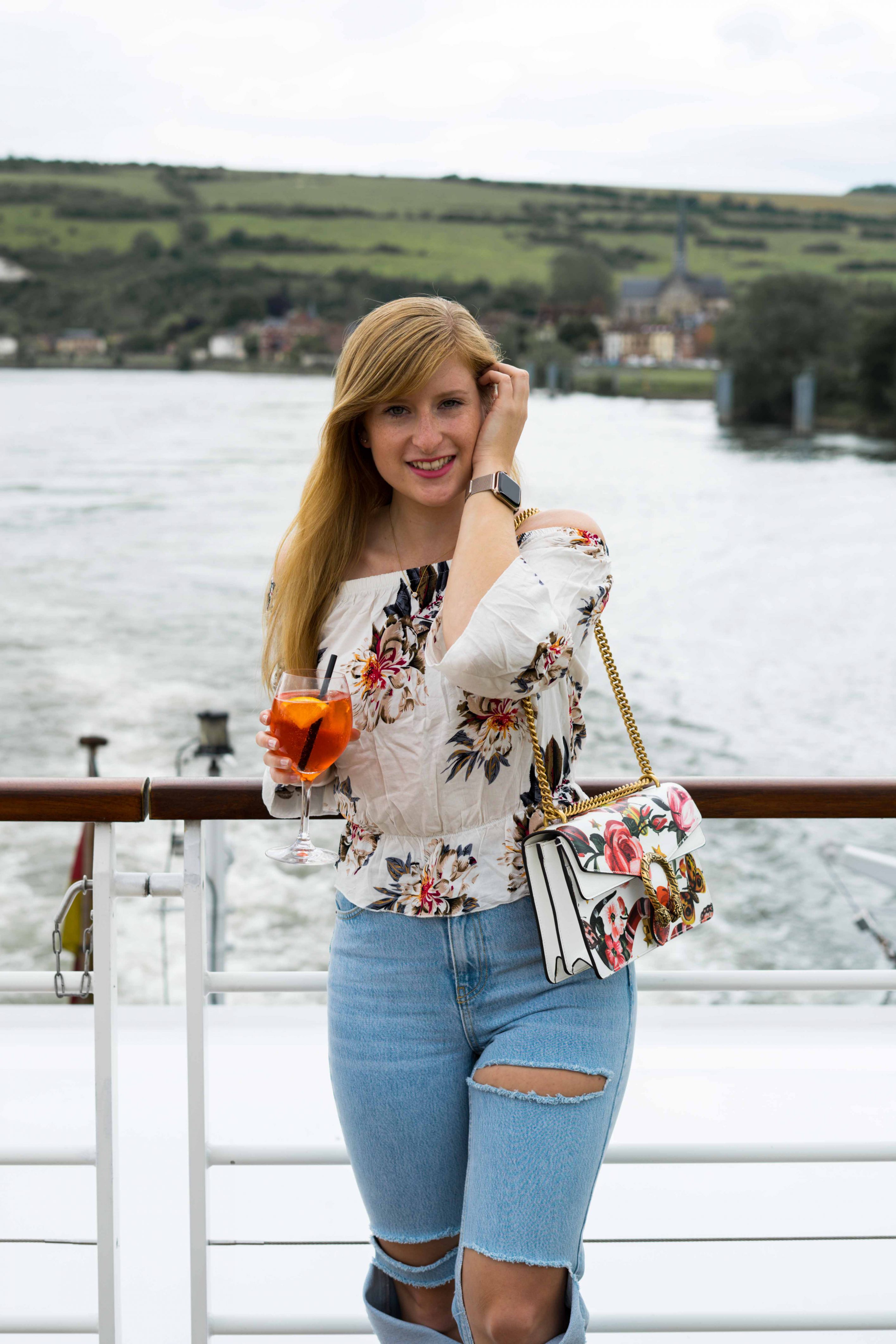 Two Ways to Style Ripped Jeans kombinieren Offshoulder Shirt Blumenprint bauchfrei Gucci Dionysus Garden Print Tasche Look Modeblog Modeblogger 6