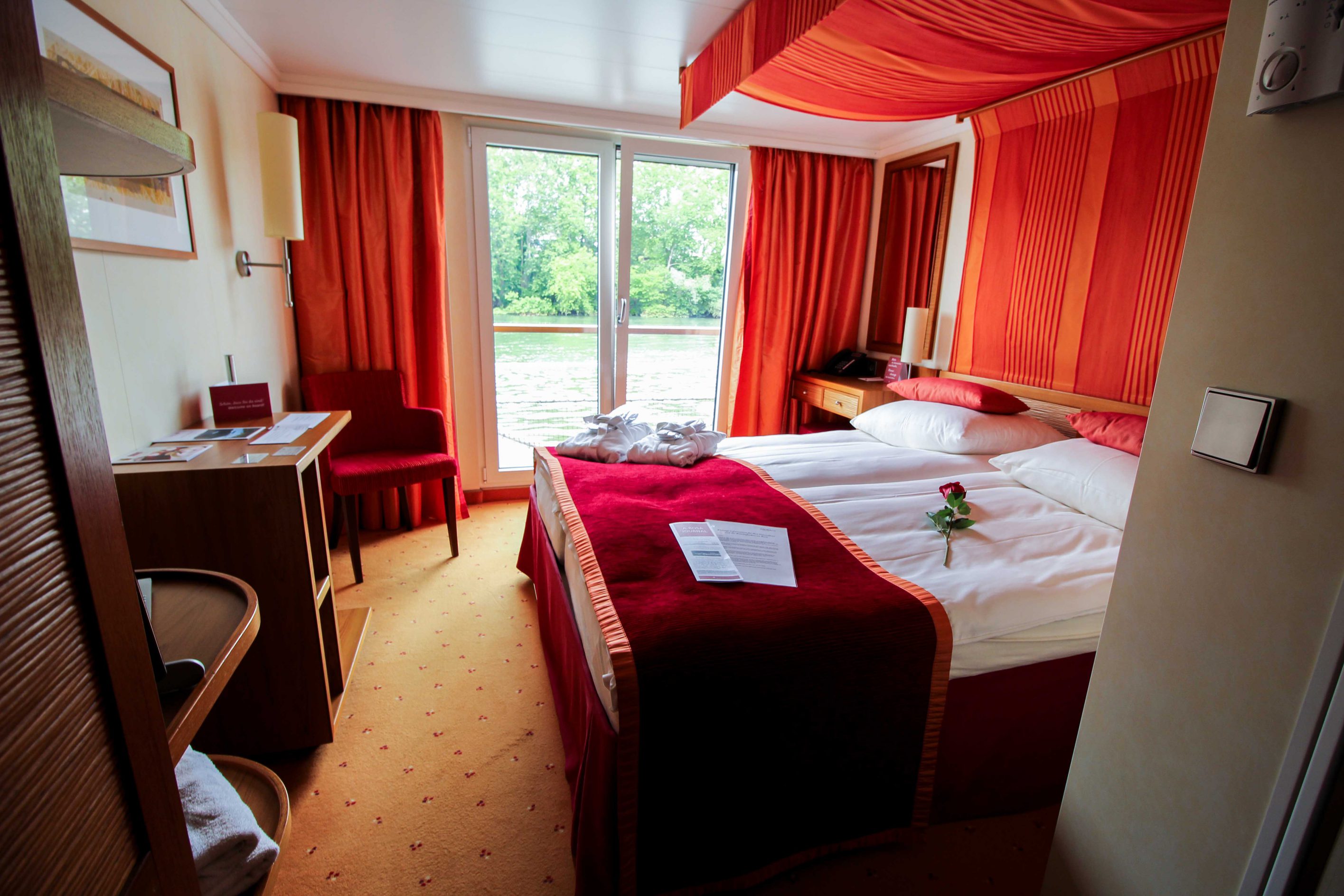 AROSA VIVA Kreuzfahrtschiff Kabine französischer Balkon Außenkabine Bett Zimmer Erfahrungen Seine Flusskreuzfahrt