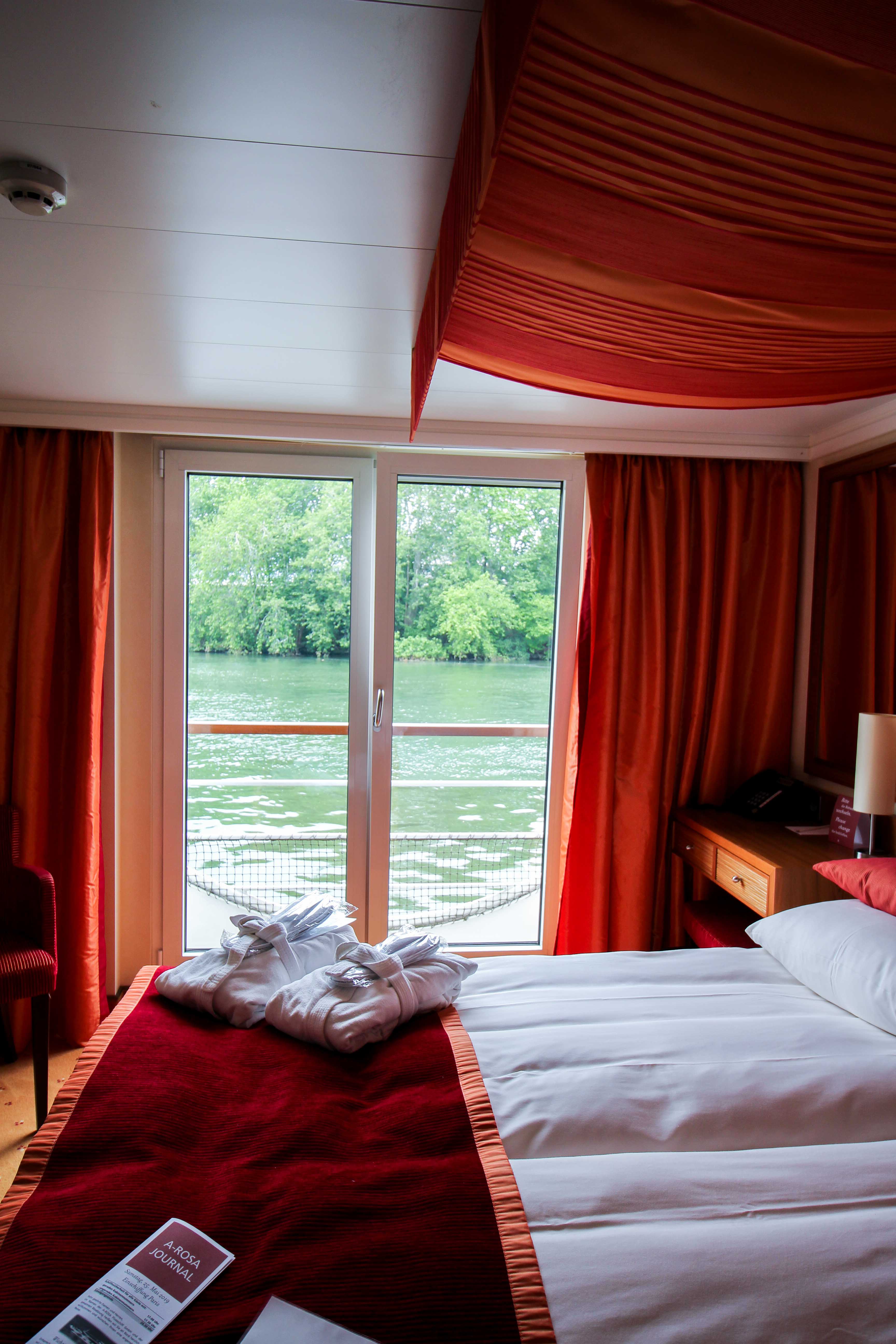AROSA VIVA Kreuzfahrtschiff Kabine französischer Balkon Außenkabine Bett Zimmer Erfahrungen Seine Flusskreuzfahrt 5