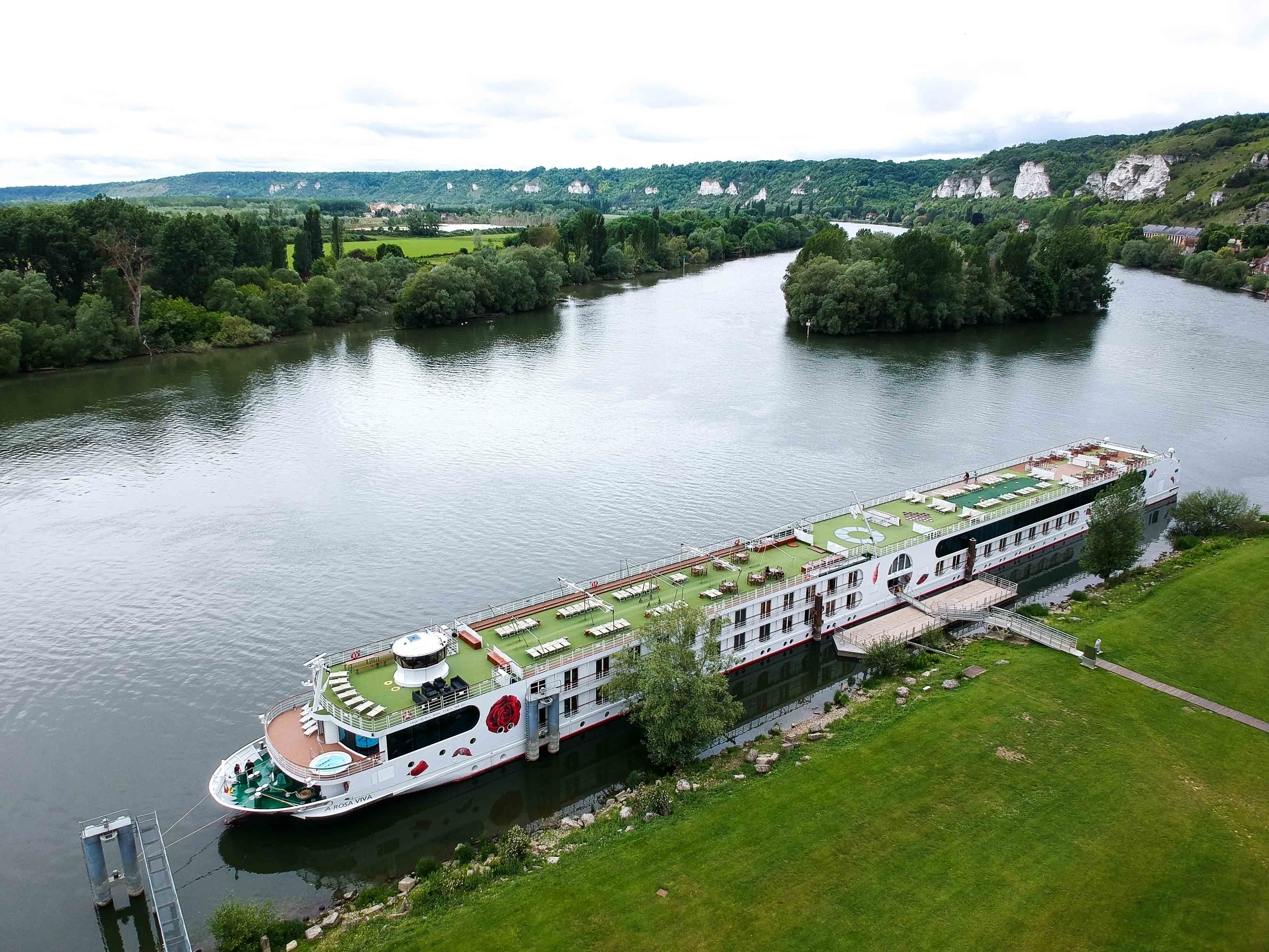 AROSA-VIVA-Seine-Flusskreuzfahrt-Kreuzfahrtschiff-Drohne-Schiff-außen-von-oben