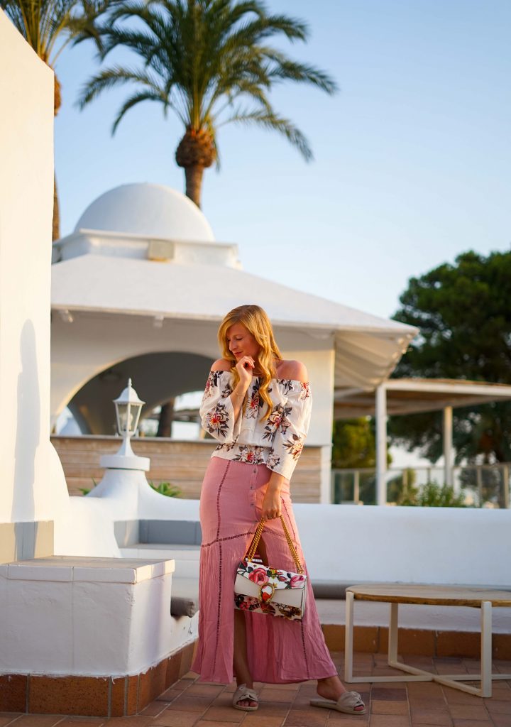 Rosa Maxirock Floral-Top goldene Accessoires Schmuck michael Kors Kette Kreolen Mallorca Golden Hour Sommerlook Urlaubsoutfit 1