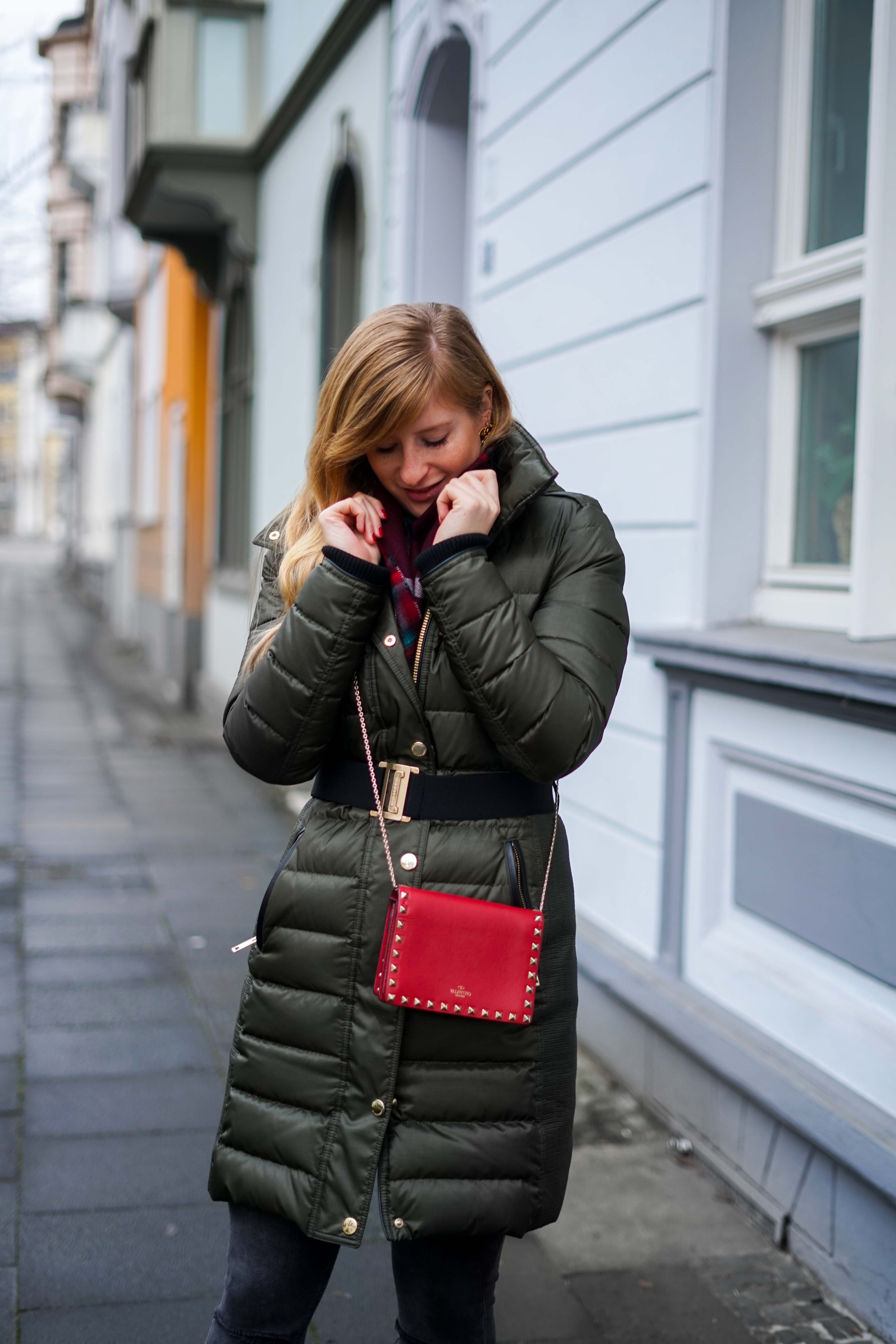 Burberry Winterjacke Grün Modeblog Winter Outfit Bonn Rote Tasche Valentino kombinieren 6