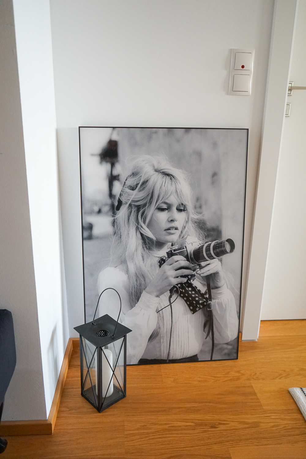 Acrylbild Brigitte Bardot mit Kamera Posterlounge Flur gestalten Flur Ideen Flur Deko Schwarz Weiß Fotografie 2
