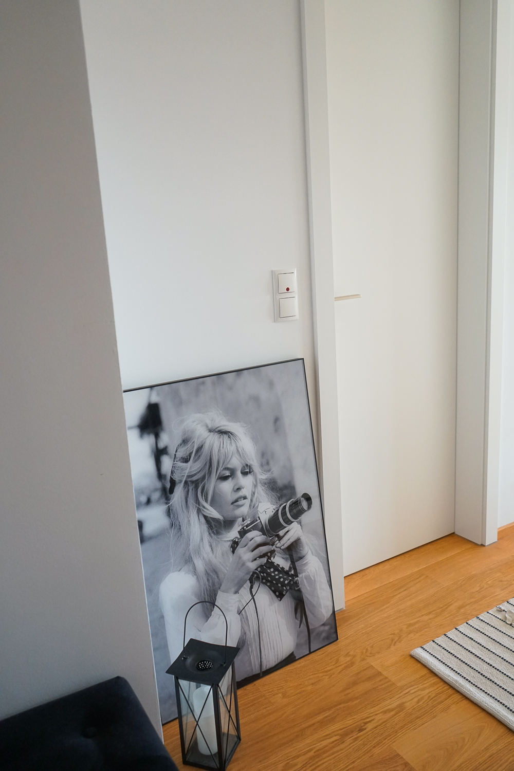 Acrylbild Brigitte Bardot mit Kamera Posterlounge Flur gestalten Flur Ideen Flur Deko Schwarz Weiß Fotografie