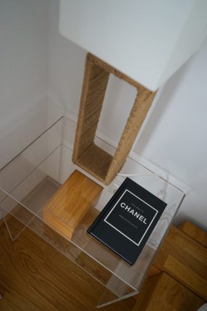 Schlafzimmer Ideen Inspiration Schlafzimmer gestalten Nachttisch Zara Home Glas Acrylglas durchsichtig Chanel TablebookSchlafzimmer Ideen Inspiration Schlafzimmer gestalten Nachttisch Zara Home Glas Acrylglas durchsichtig Chanel Tablebook