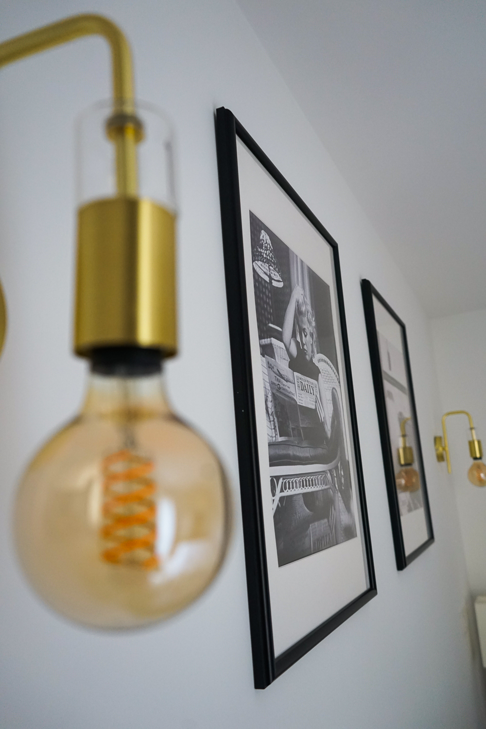Schlafzimmer Ideen Inspiration Schlafzimmer gestalten skandinavisch Schwarz Weiß Bilder Posterlounge Marylin Monroe Wandlampe gold