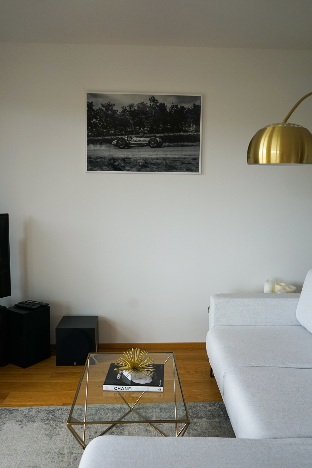 modern Wohnzimmer einrichten Wohnzimmer Ideen goldene Stehlampe Couch 2