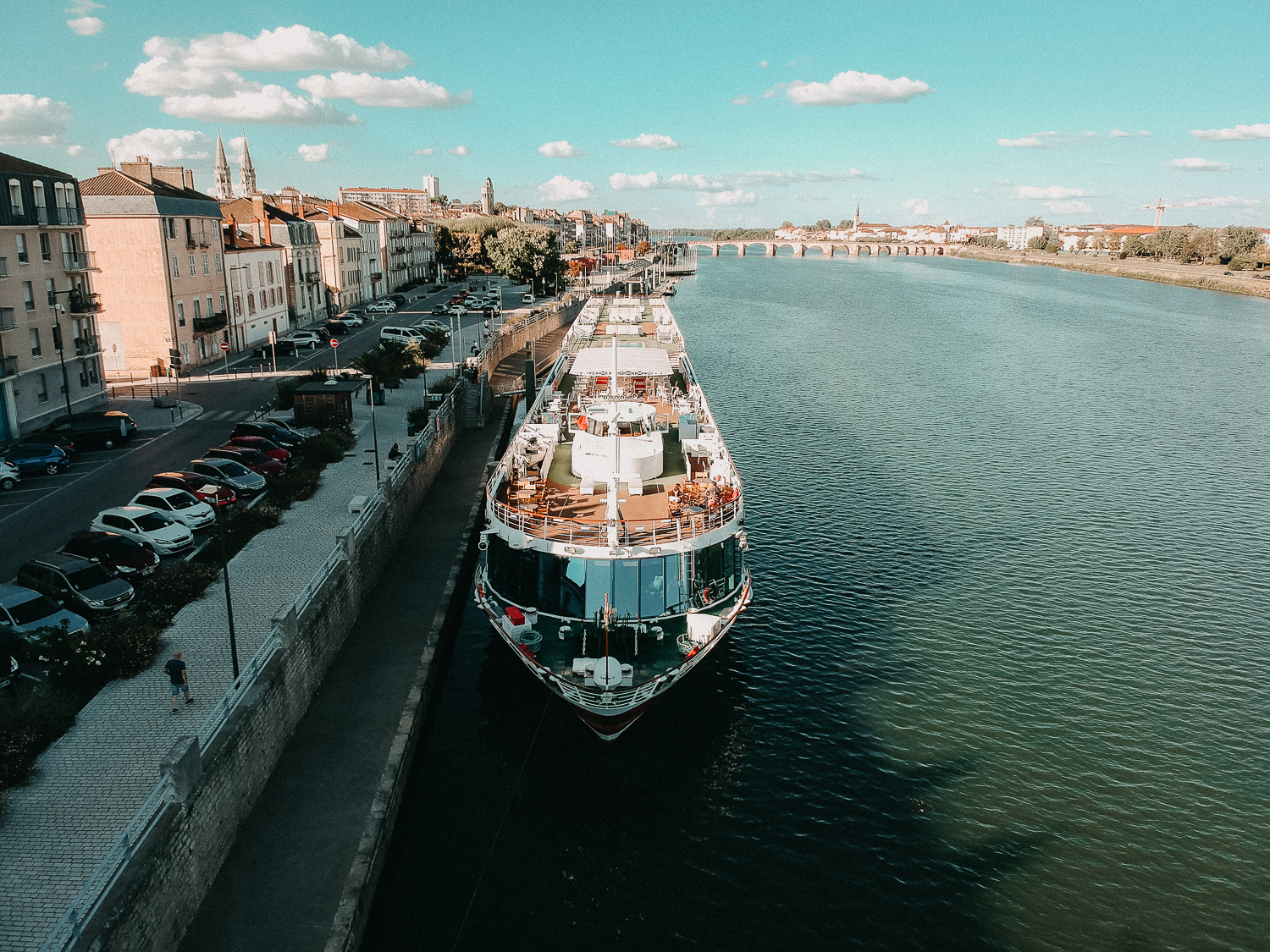 AROSA-Flusskreuzfahrt-Frankreich-A-rosa-Bella-Schiff-Drohne-Rhône-Saône-entdecken