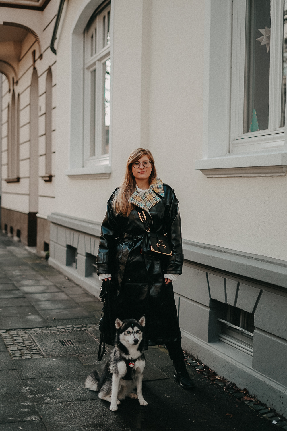 Schwarzer Vinyl Trenchcoat kariertem Futter kombinieren Outfit Modeblog Winter Pomsky Streetstyle Bonn 