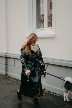 Schwarzer Vinyl Trenchcoat kariertem Futter kombinieren Outfit Modeblog Winter Pomsky Streetstyle Bonn