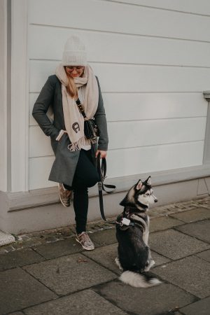 Acne Mütze grau hell Acne Studios Streetstyle Outfit kombinieren Schal Aigner Modeblog Bonn Pomsky 1