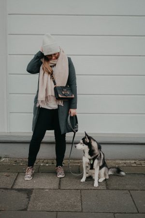 Acne Mütze grau hell Acne Studios Streetstyle Outfit kombinieren Schal Aigner Modeblog Bonn Pomsky 3