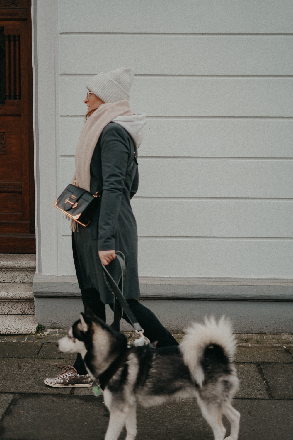 Acne Mütze grau hell Acne Studios Streetstyle Outfit kombinieren Schal Aigner Modeblog Bonn Pomsky 3