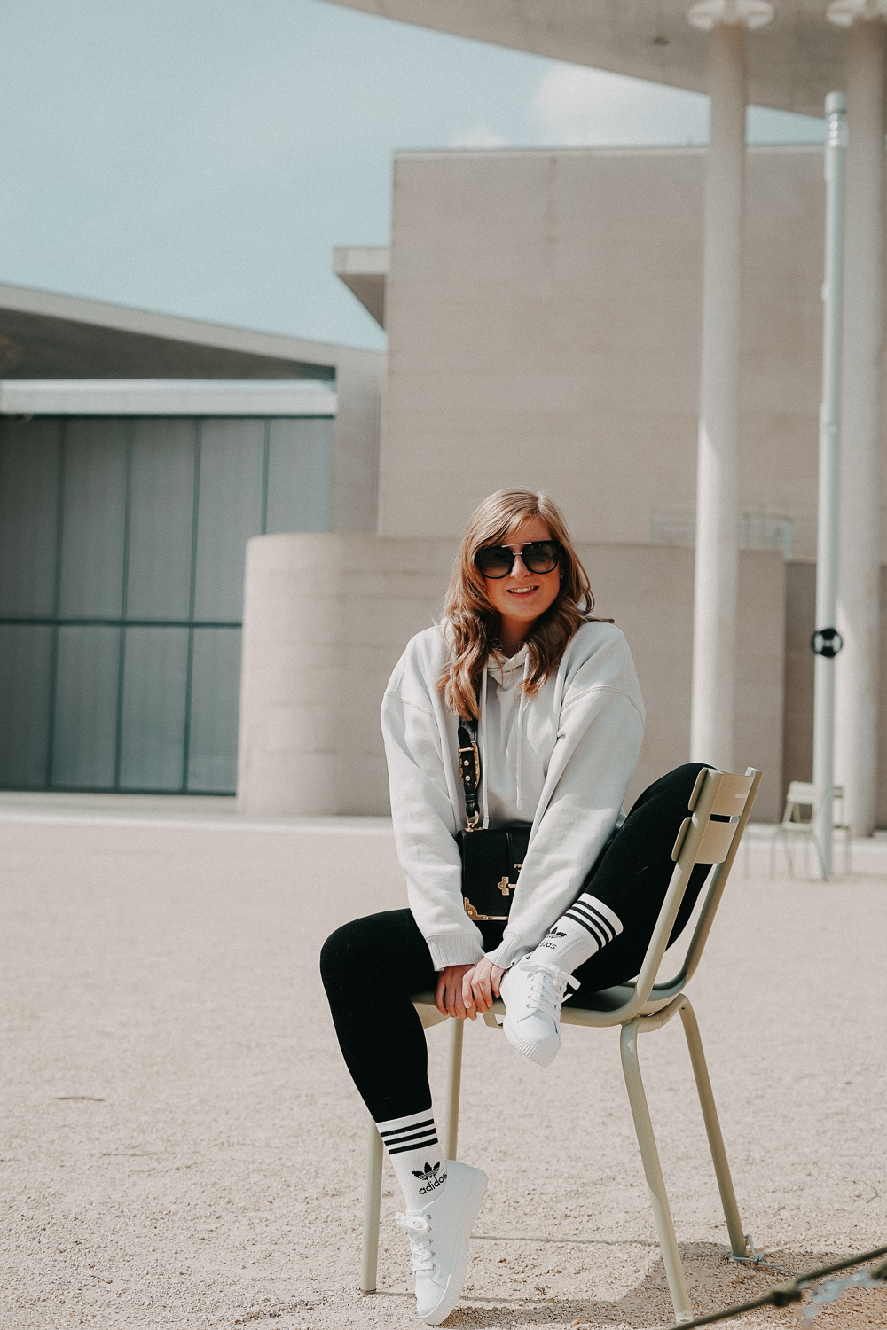 Leggins kombinieren Style Guide Oversized Sweater Prada Cahier Tasche Streetstyle Modeblog Bonn 3